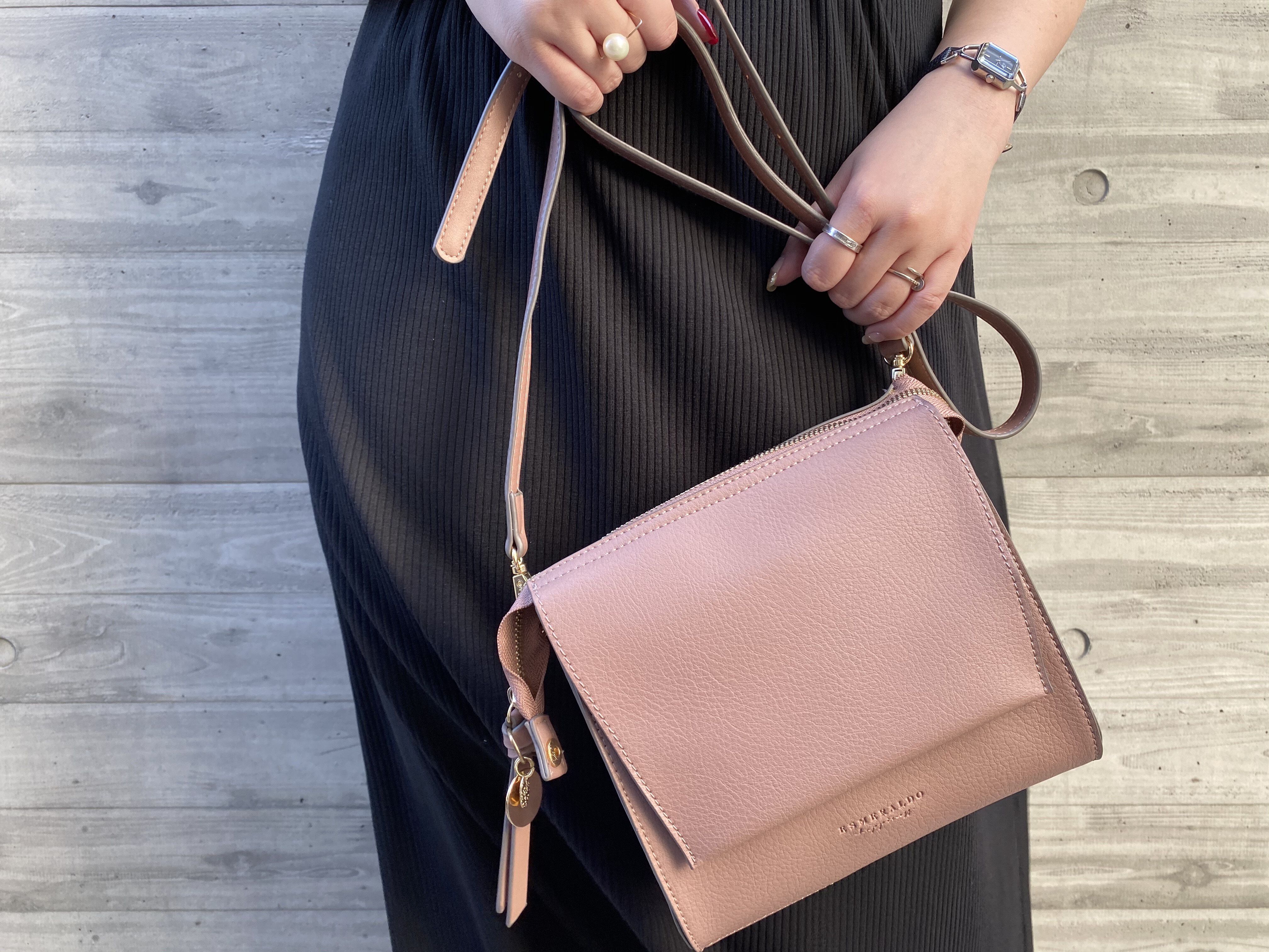  「スムース・フラップ　ショルダー／ＥＳＭＥＲＡＬＤＯ　ｈａｐｐｉｎｅｓｓ」|ショルダー・メッセンジャー|ピンク