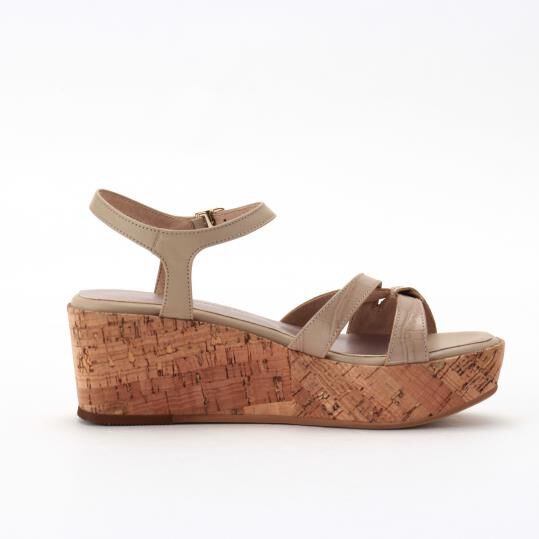 銀座かねまつ「IT250436STEPS1BEG　【本革】ウェッジヒールサンダル」|サンダル|