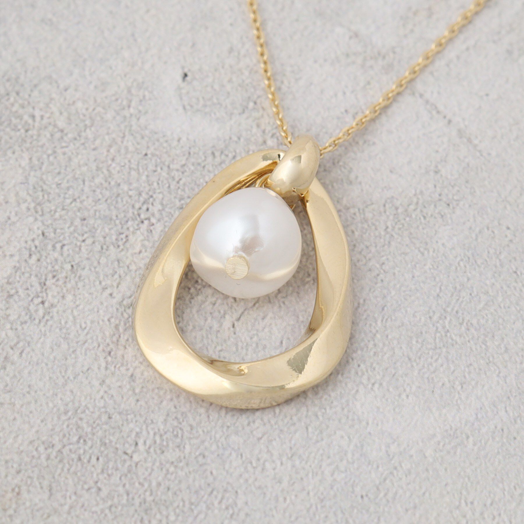 OPAQUE.CLIP「大ぶりメタルしずく&times;フェイクパール ネックレス」|ネックレス|