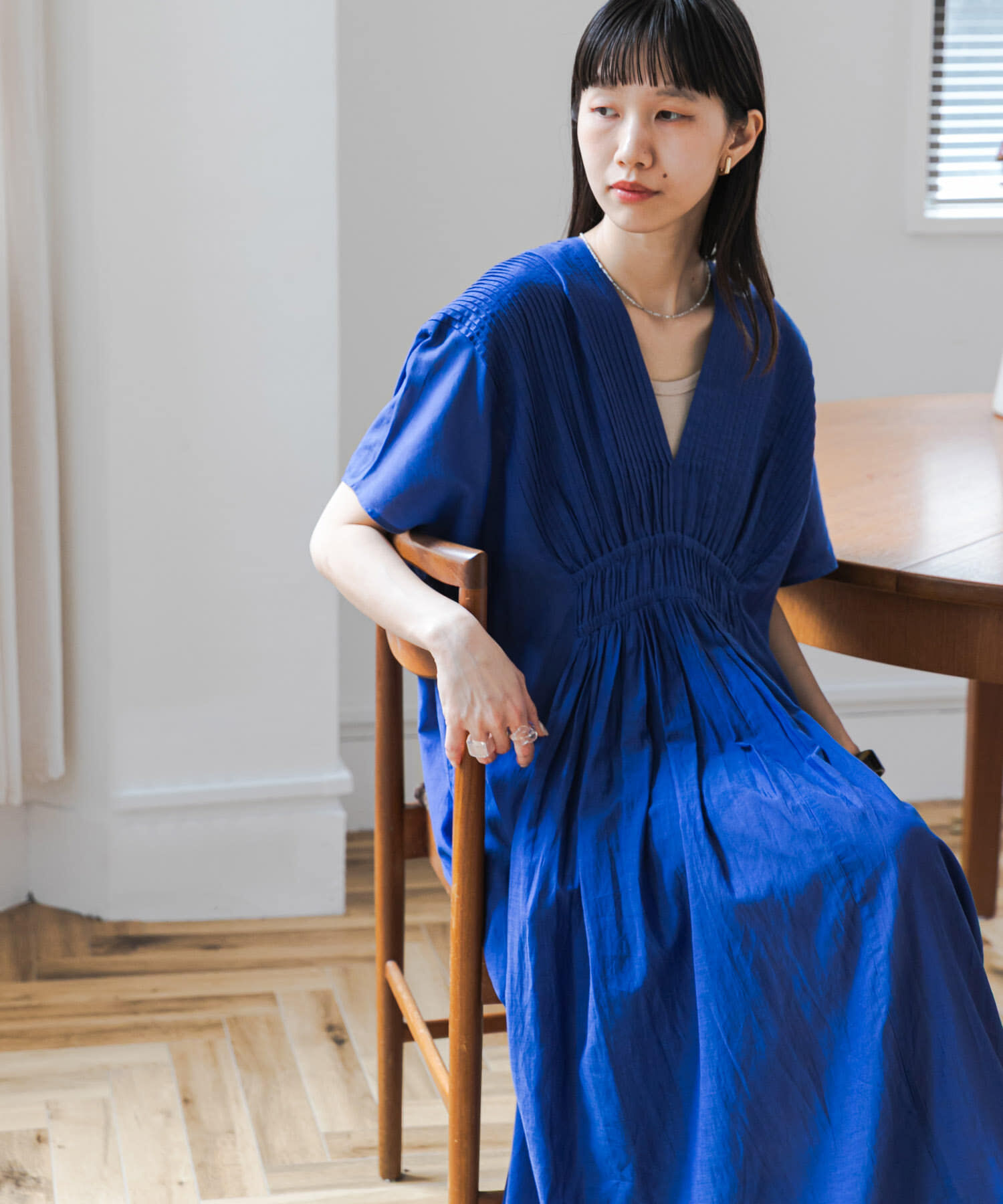 URBAN RESEARCH DOORS「ピンタックギャザーワンピース」|ワンピース|ロイヤルブルー