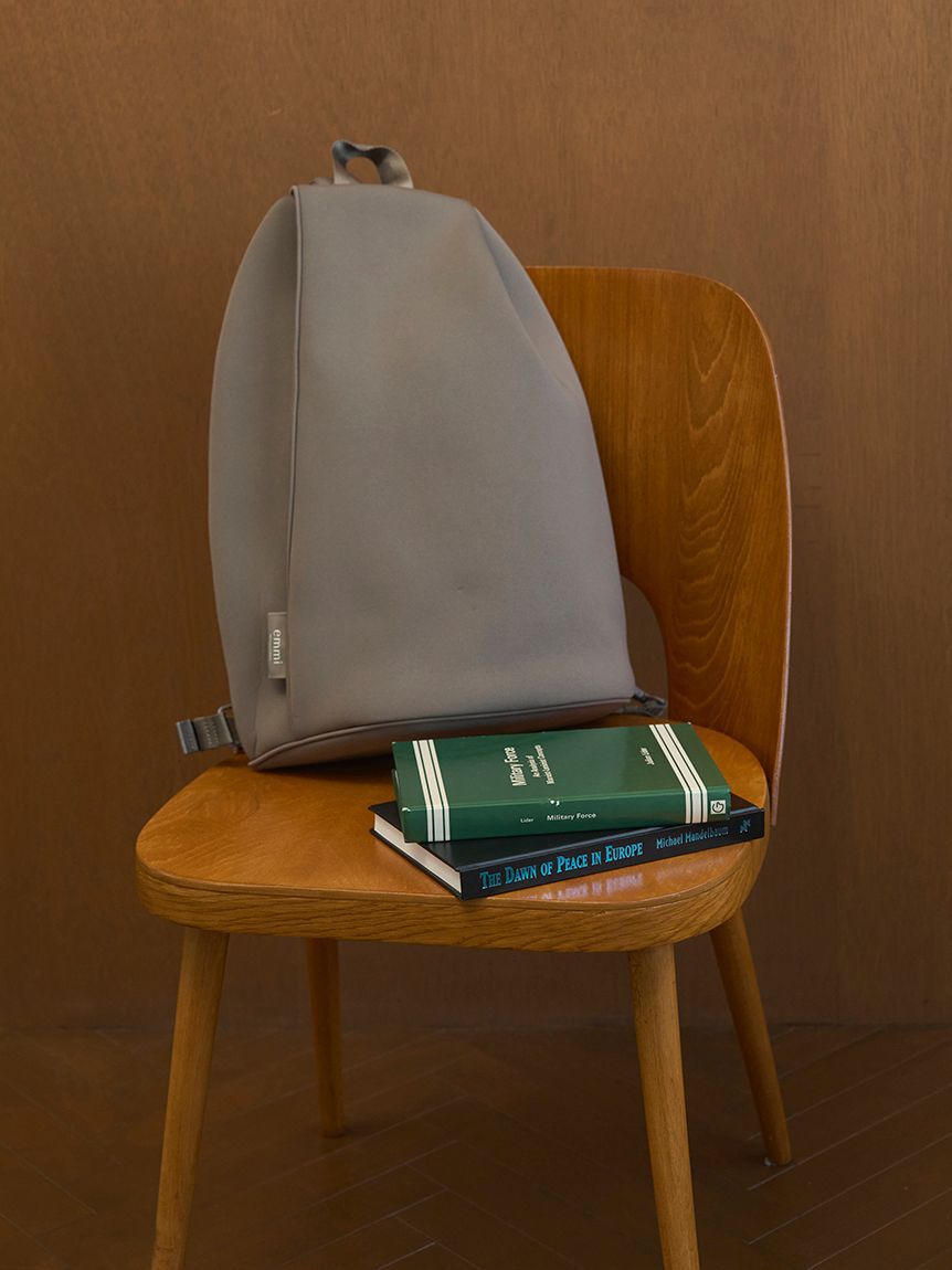 emmi atelier「ネオプレーン2wayボディバックパック」|リュック|