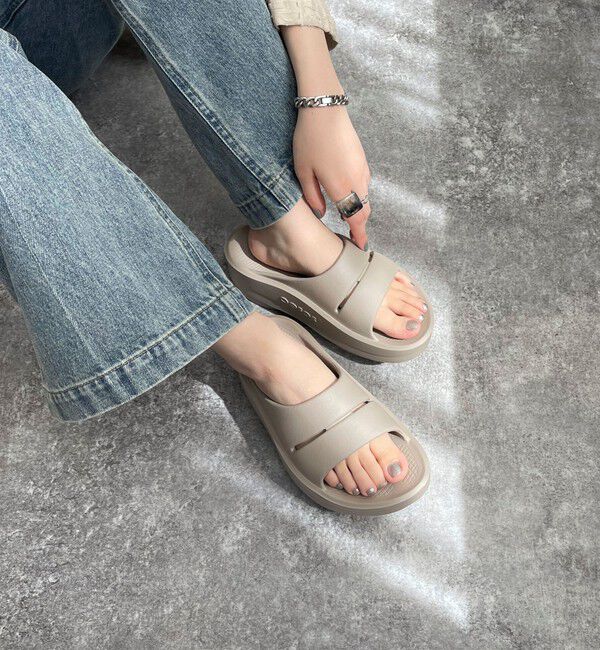 fredy emue「【OOFOS / ウーフォス】 OOmegaOOahh」|サンダル|ベージュ