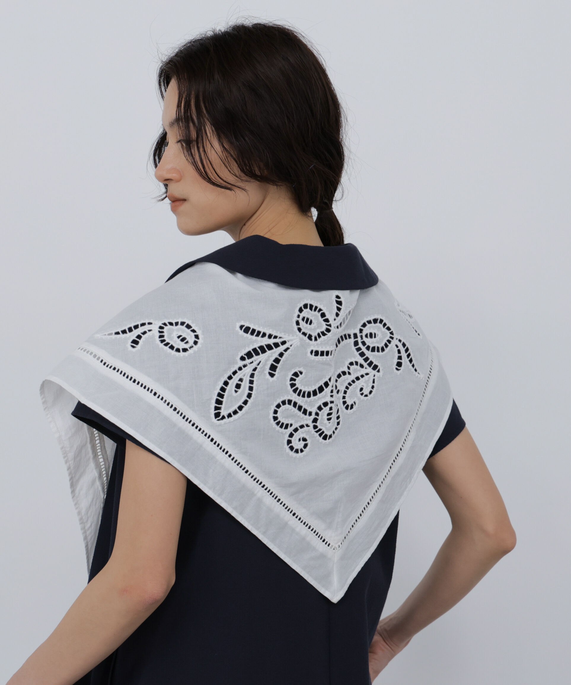  「カットワーク刺繍トライアングルスカーフ」|バンダナ・スカーフ|ホワイト