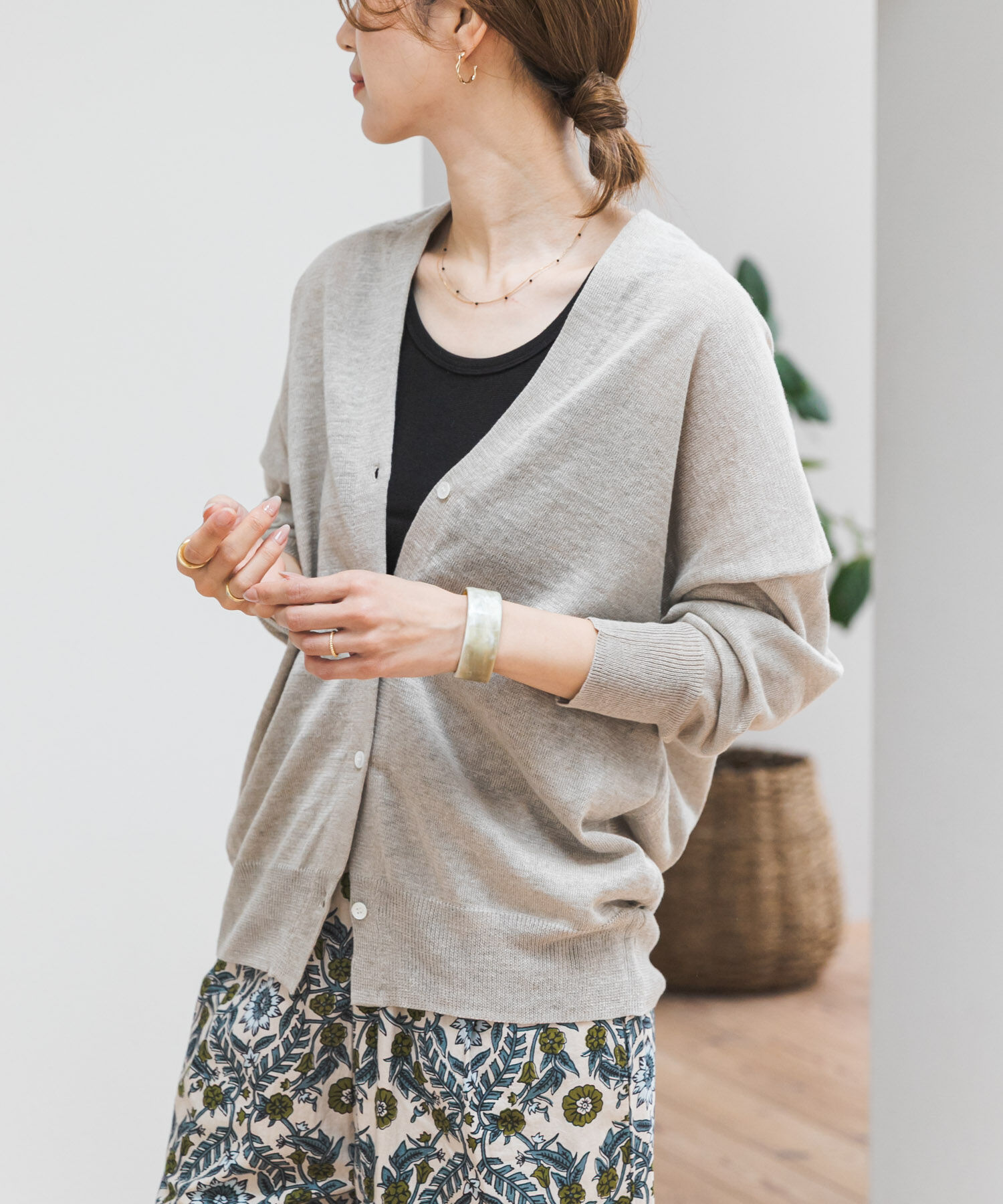 URBAN RESEARCH DOORS「リネンVネックカーディガン」|カーディガン|ライトベージュ