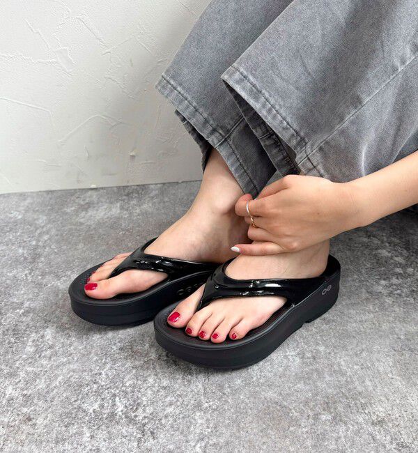 fredy emue「【OOFOS / ウーフォス】 OOmega」|サンダル|ブラック