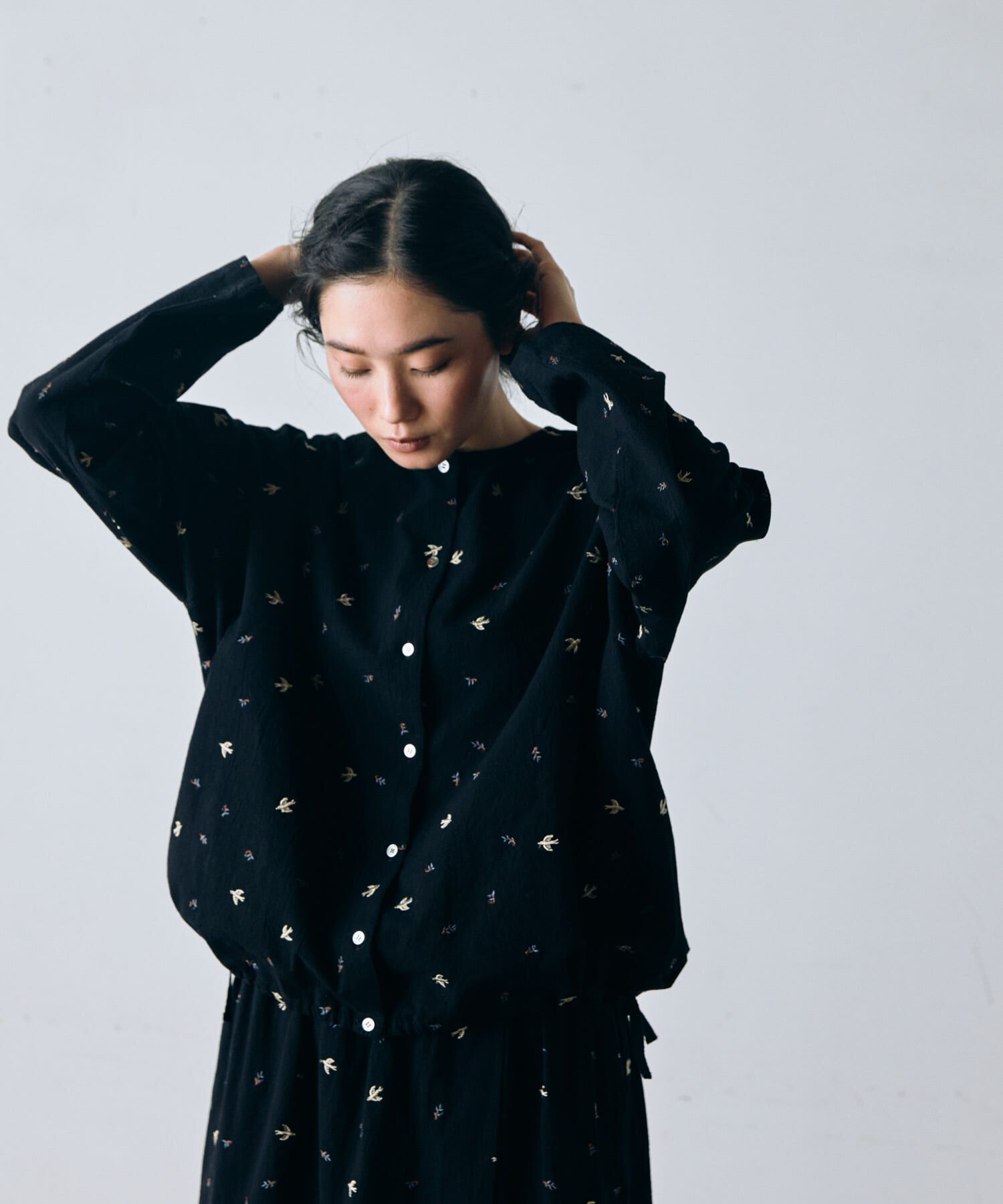かぐれ「ツバメ刺繍ブラウス」|シャツ・ブラウス|ブラック