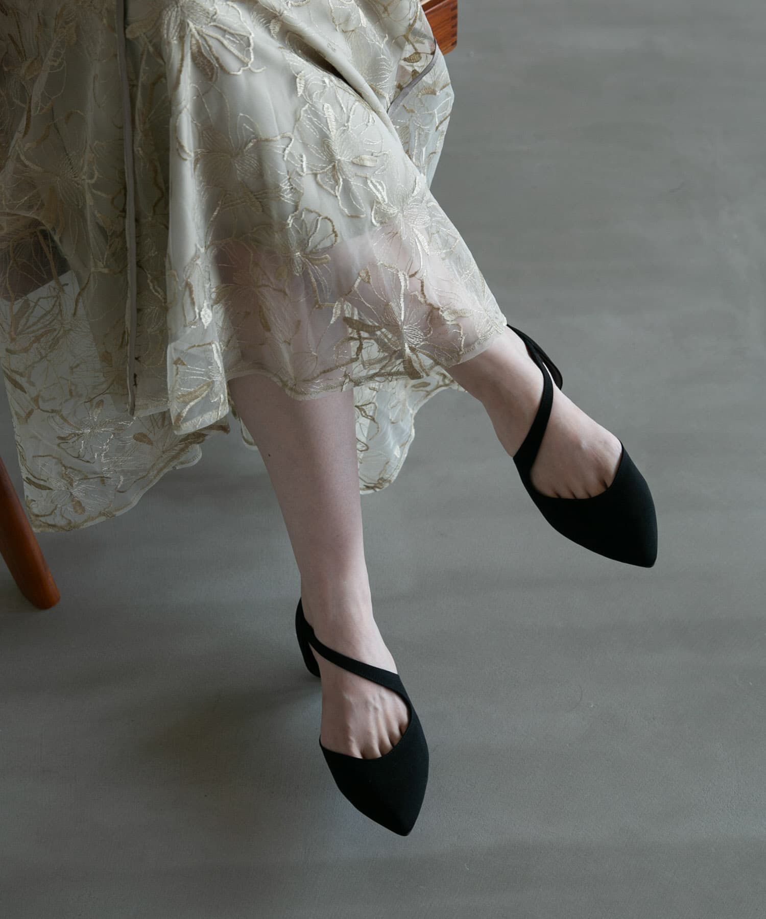 URBAN RESEARCH ROSSO「kaene　アシメストラップパンプス」|ビジネス・ドレスシューズ|ブラック