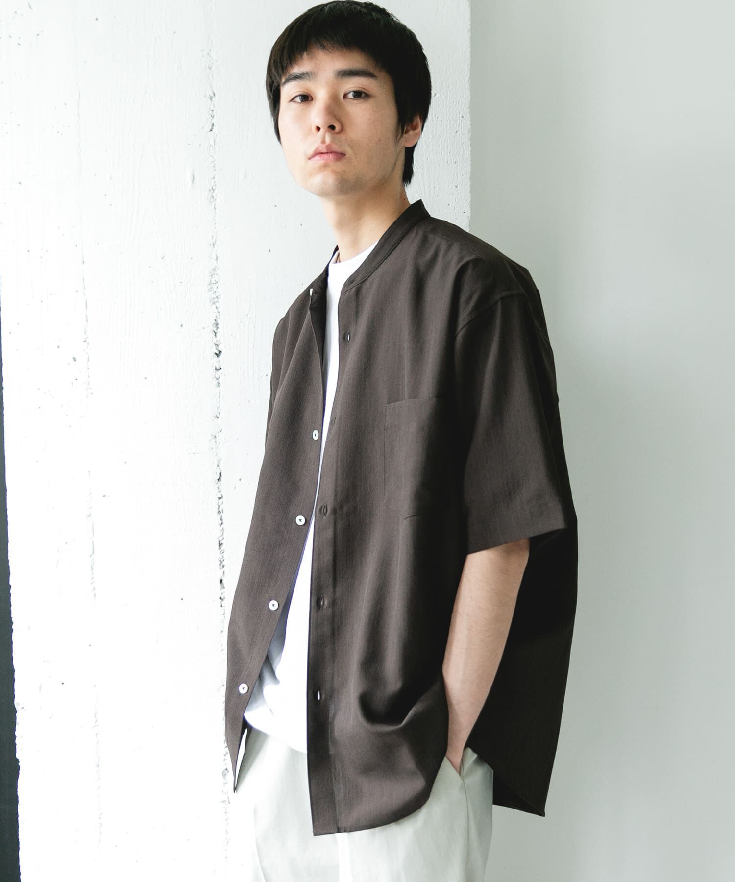 URBAN RESEARCH DOORS「セオアルファバンドカラーショートスリーブシャツ」|シャツ・ブラウス|ブラウン