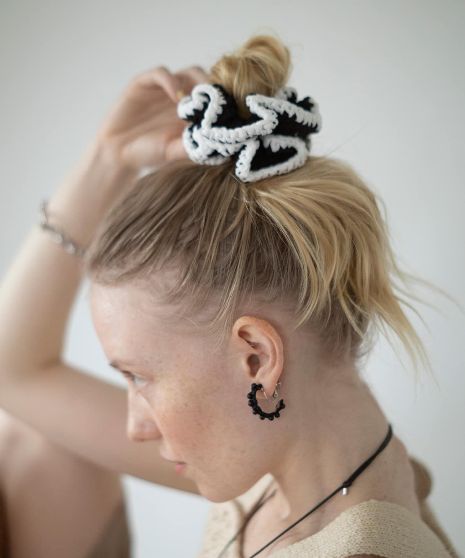 SMELLY「バイカラーニットシュシュ」|ヘアゴム・シュシュ|ブラック系その他