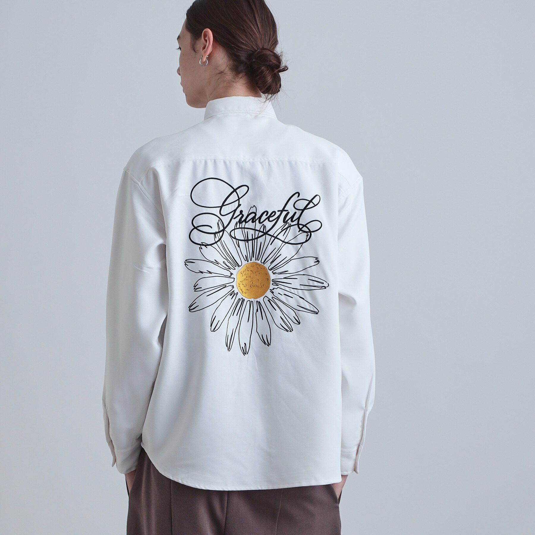 tk.TAKEO KIKUCHI「バックデイジー刺繍シャツ」|シャツ・ブラウス|ホワイト(001)