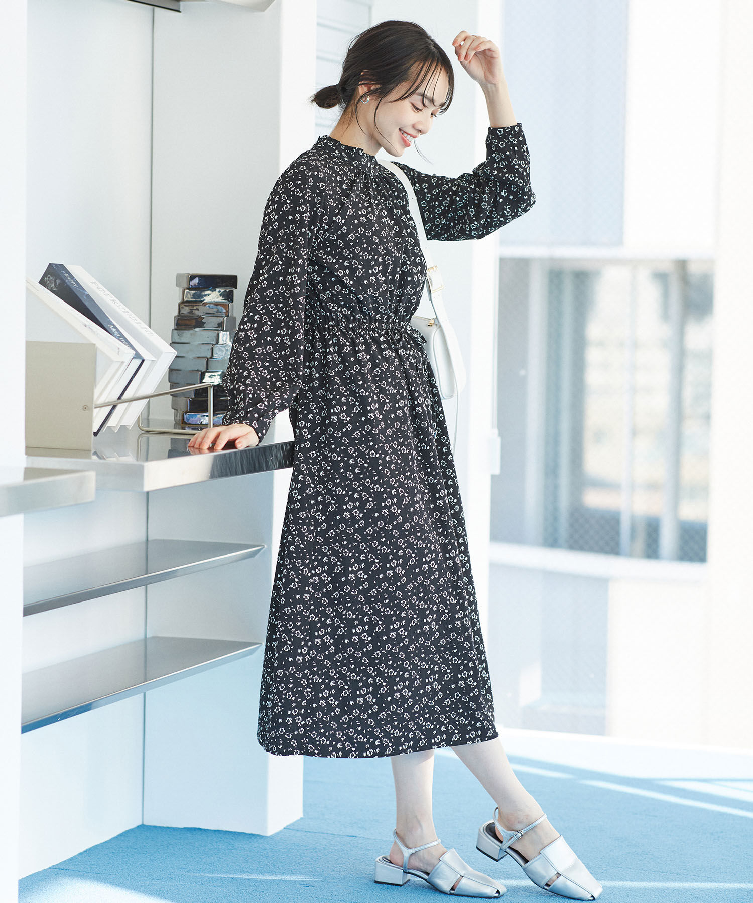 VIS「【一部店舗/WEB限定】【洗える】ハイネックフリルフラワープリントワンピース」|ワンピース|ブラック系(02)