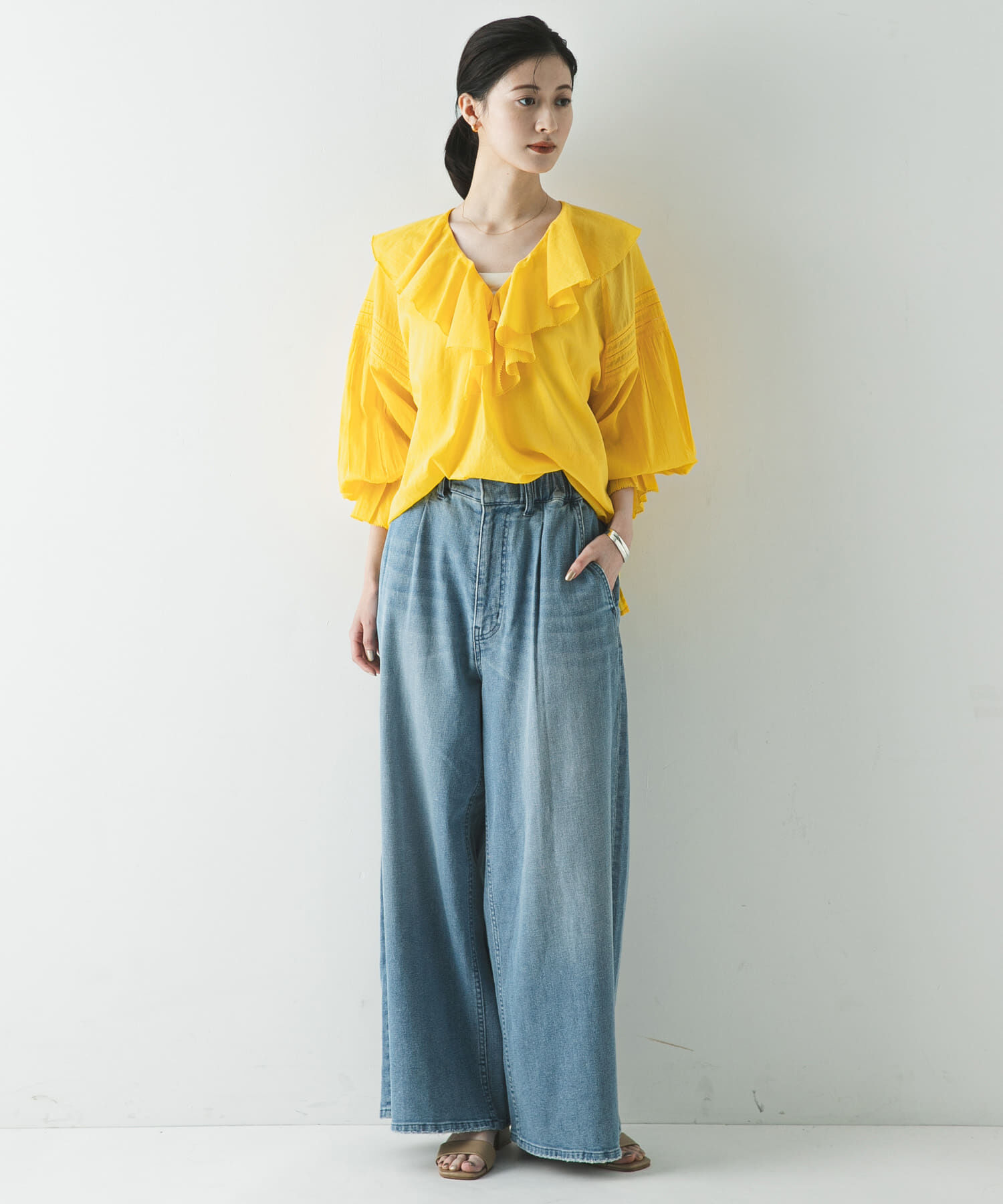 URBAN RESEARCH「『一部WEB限定カラー』コットンボイルラッフルブラウス」|シャツ・ブラウス|