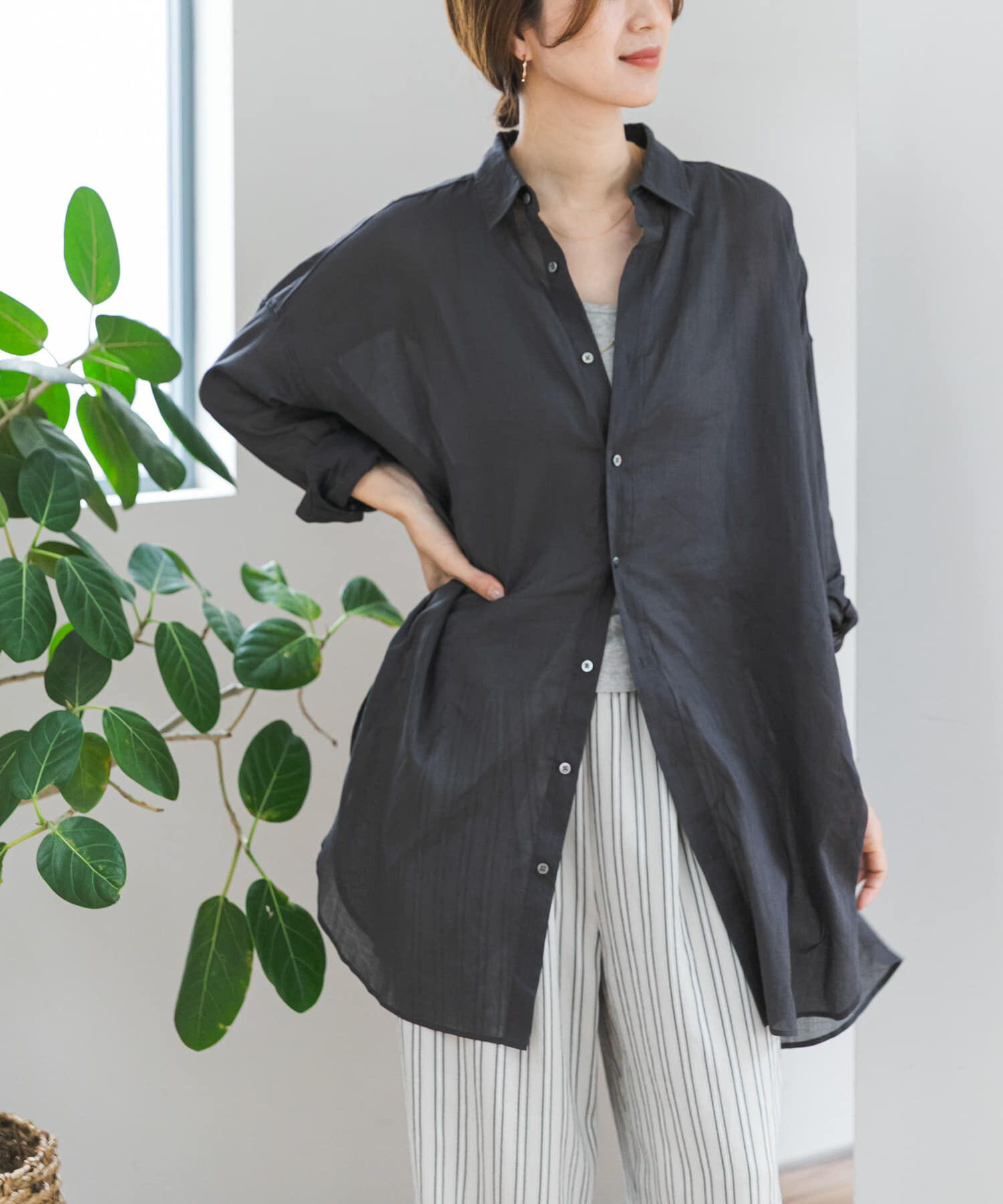 URBAN RESEARCH DOORS「『WEB/一部店舗限定カラー』ラミーコットンビックシャツ」|シャツ・ブラウス|チャコールグレー