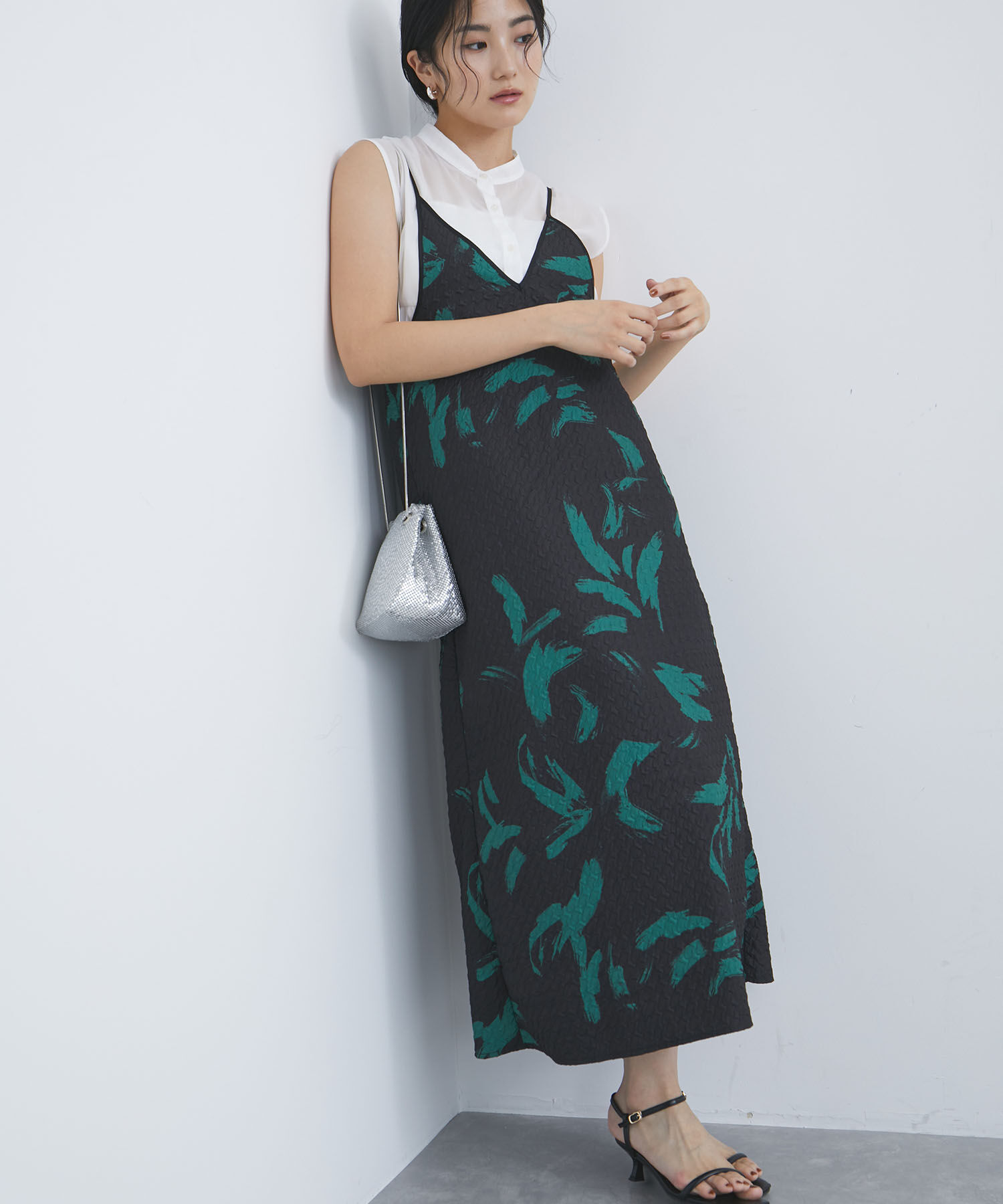 VIS「【洗える】アート柄キャミワンピース」|ワンピース|ブラック系(02)