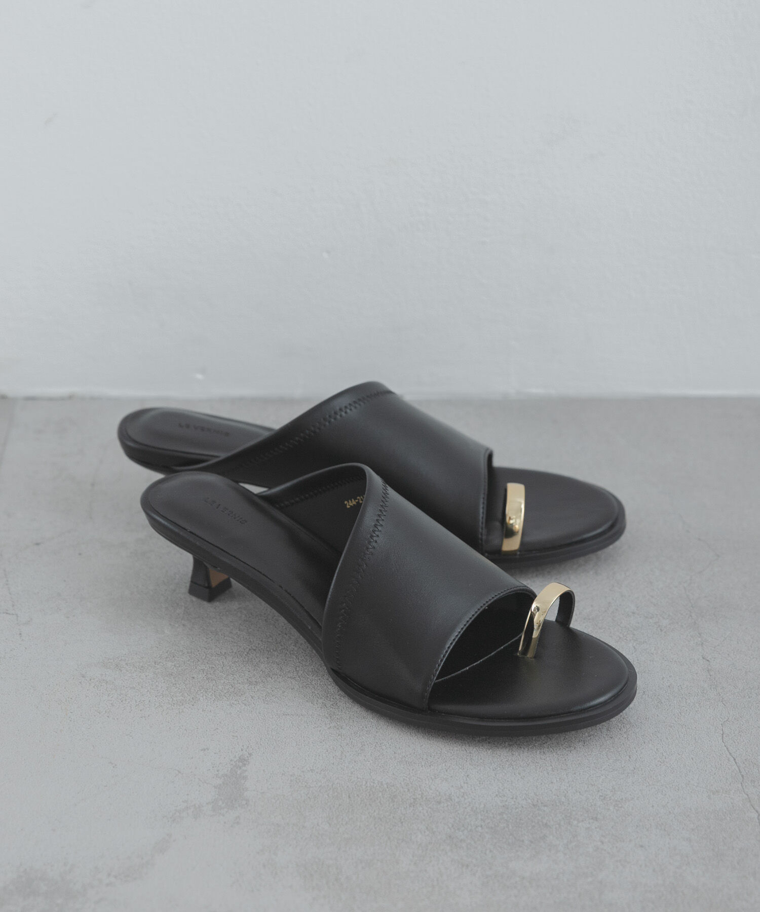 Sonny Label 「LE VERNIS　トゥーリングサンダル」|サンダル|ブラック