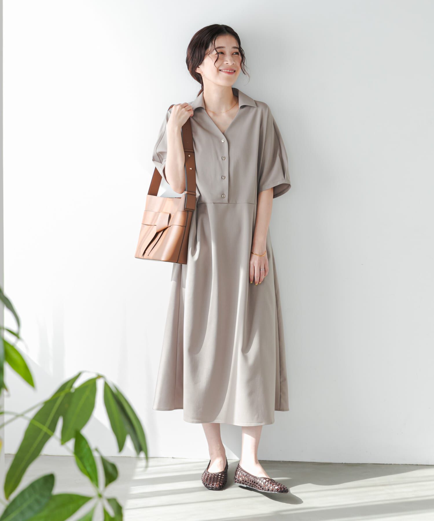 URBAN RESEARCH DOORS「『UR TECH』完声/涼ドルマン半袖ワンピース」|ワンピース|ベージュ