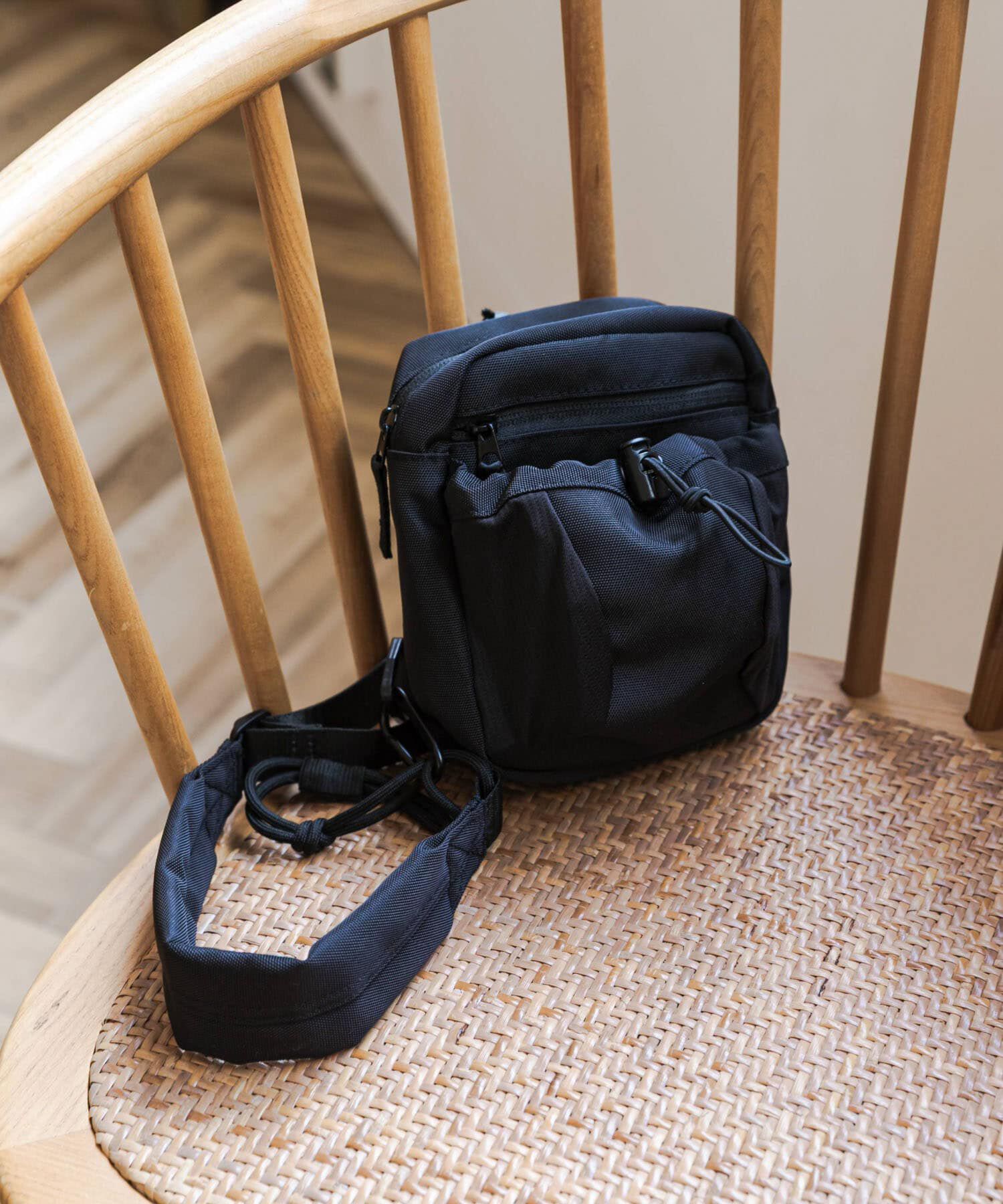 URBAN RESEARCH DOORS「コンパクトマルチポケットショルダーバッグ」|ショルダー・メッセンジャー|ブラック