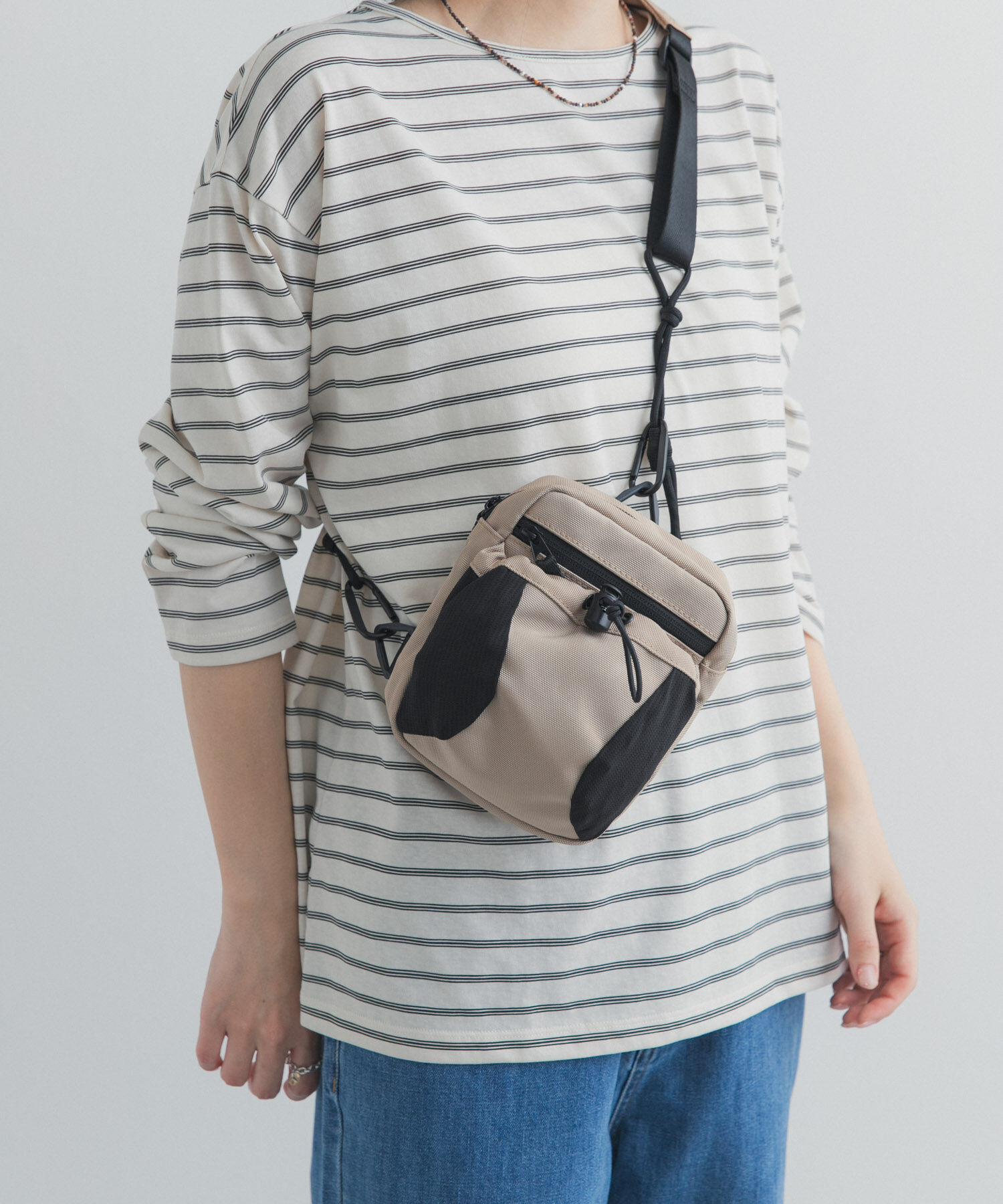 URBAN RESEARCH DOORS「コンパクトマルチポケットショルダーバッグ」|ショルダー・メッセンジャー|ベージュ