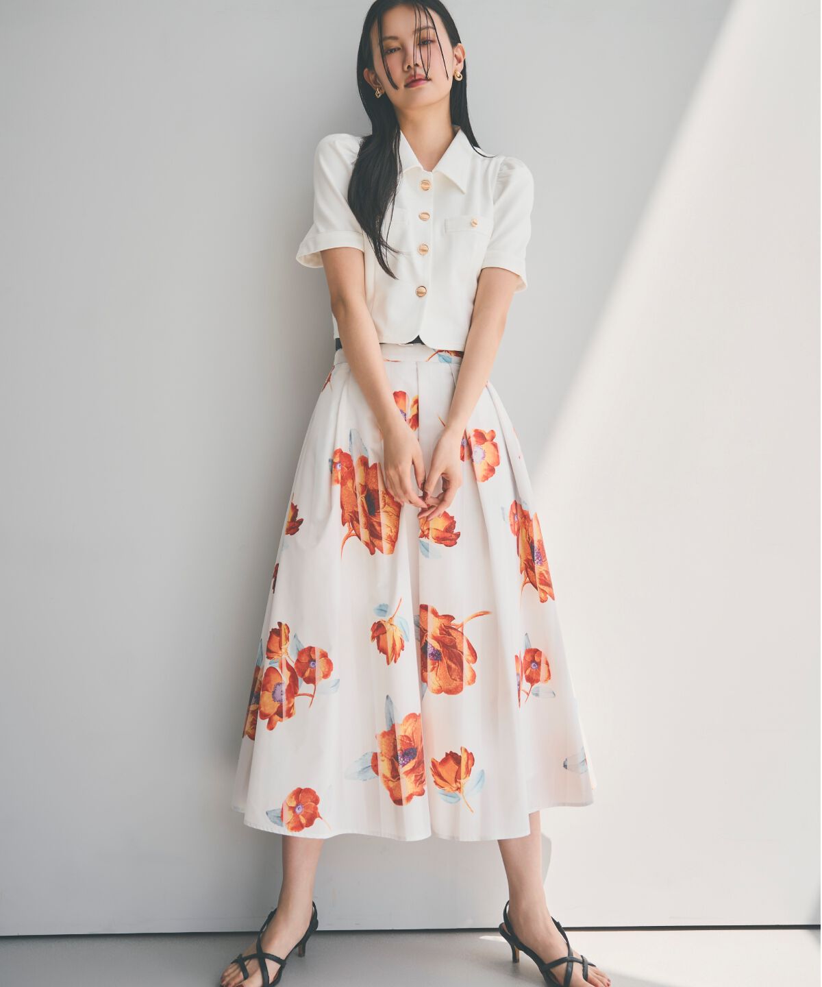 アンドクチュール「サンセットフラワータックフレアスカート」|フレア|白系花柄