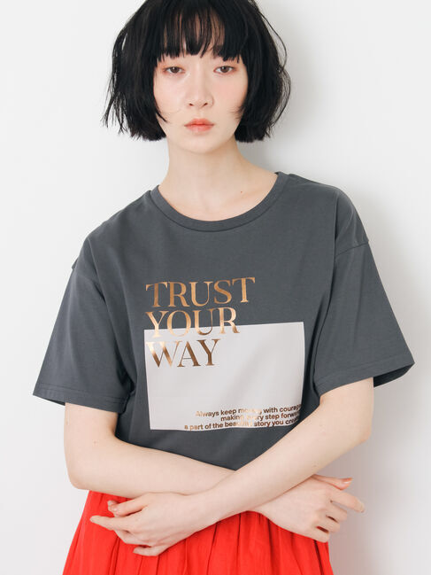 Samansa Mos2「【接触冷感】スクエア箔ロゴTシャツ」|Tシャツ・カットソー|チャコールグレー