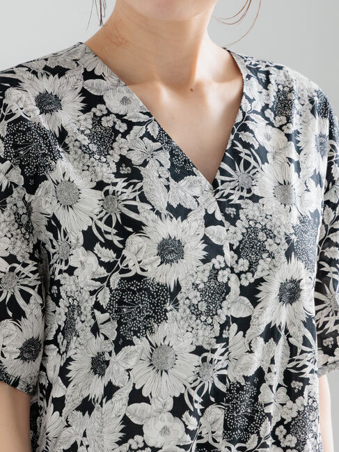 Te chichi「【LIBERTY FABRICS】Vネックフレアワンピース」|ワンピース|