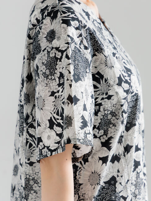 Te chichi「【LIBERTY FABRICS】Vネックフレアワンピース」|ワンピース|