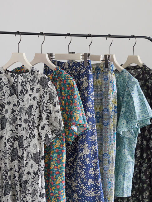 Te chichi「【LIBERTY FABRICS】Vネックフレアワンピース」|ワンピース|