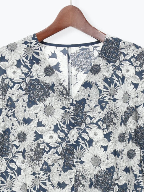 Te chichi「【LIBERTY FABRICS】Vネックフレアワンピース」|ワンピース|