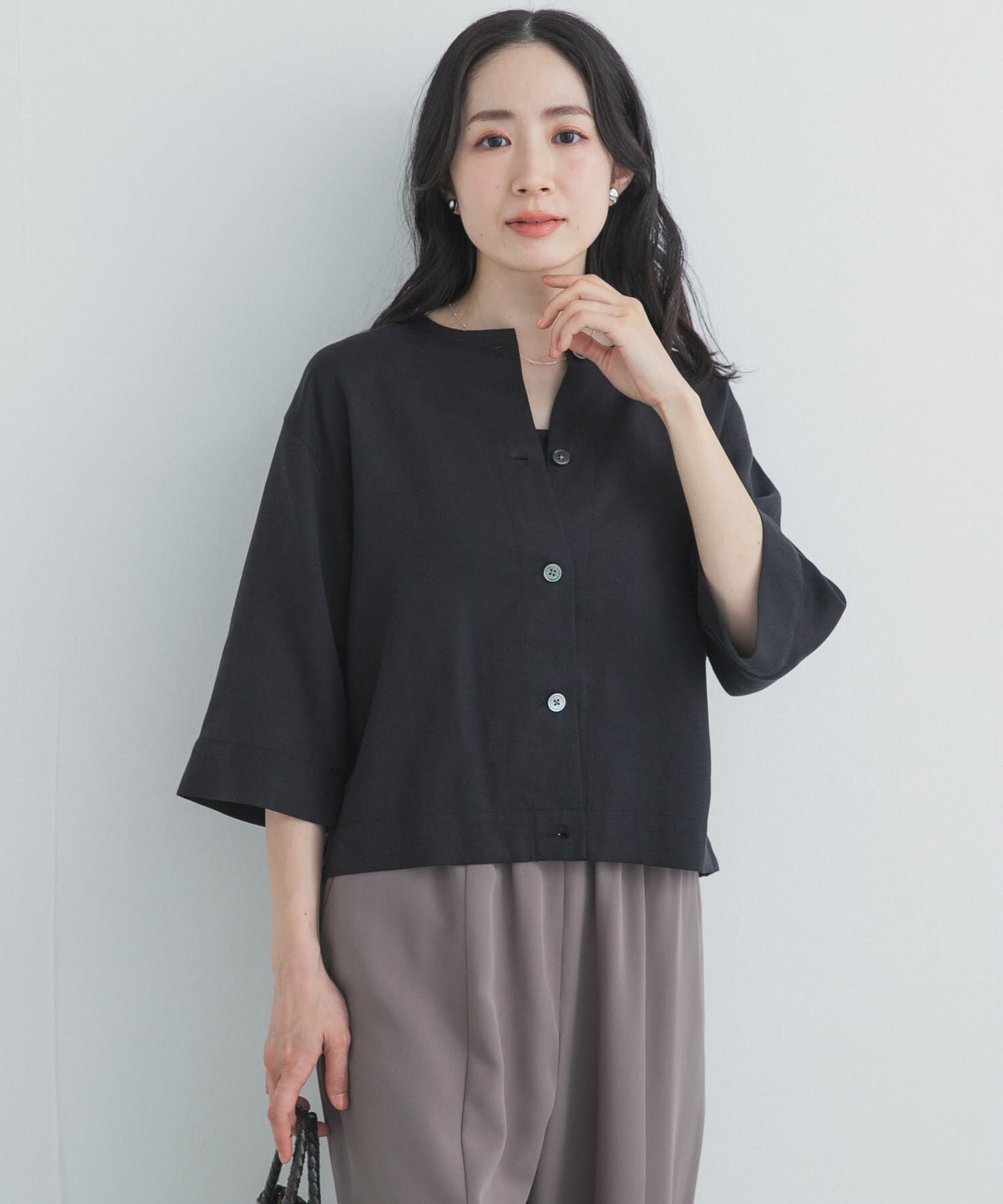 URBAN RESEARCH DOORS「ノーカラーバックギャザーブラウス」|シャツ・ブラウス|