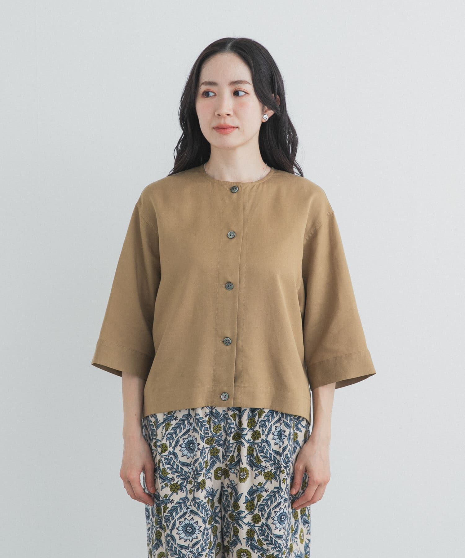 URBAN RESEARCH DOORS「ノーカラーバックギャザーブラウス」|シャツ・ブラウス|