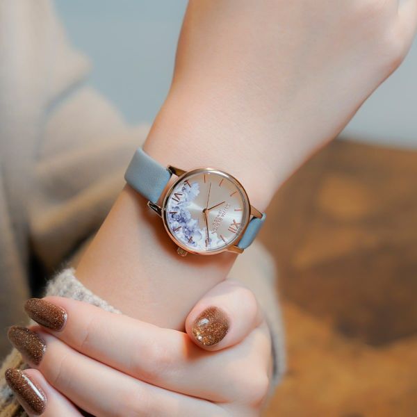 OLIVIA BURTON 「〈OLIVIA BURTON(ｵﾘﾋﾞｱﾊﾞｰﾄﾝ)〉ｼｸﾞﾈﾁｬｰ 30mm ｲﾗｽﾄﾚｲﾃｯﾄﾞ ﾌﾛｰﾗﾙRG＆ ﾁｮｰｸﾌﾞﾙｰﾚｻﾞｰ」|腕時計|