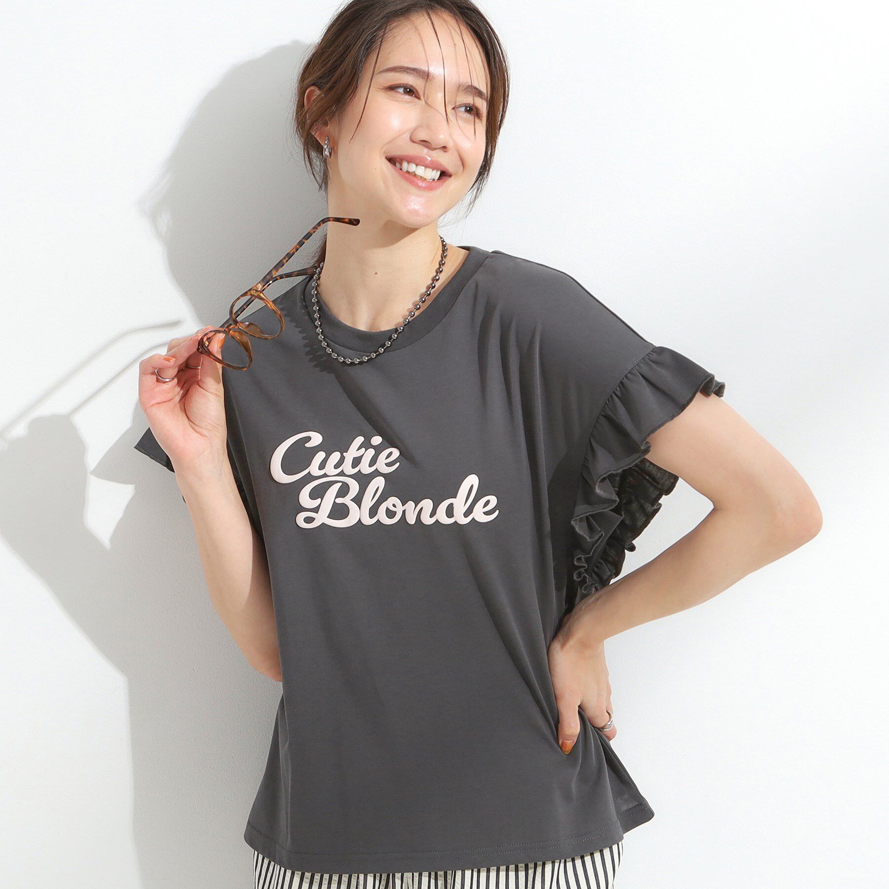 SHOO･LA･RUE「【S-LL/汗ジミ軽減/ひんやり/UVカット】フリルTシャツ」|Tシャツ・カットソー|チャコールグレー(0