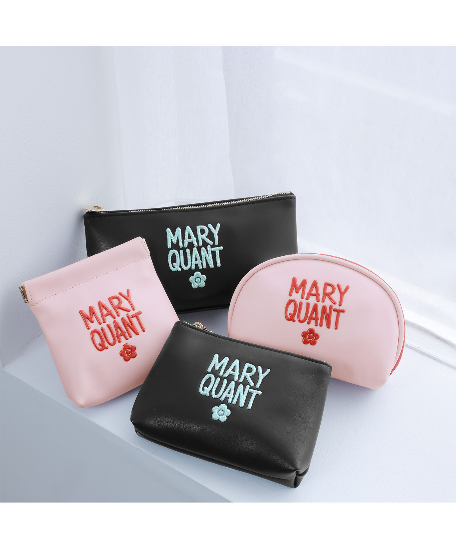 MARY QUANT「グリッターペイントロゴ ラウンドポーチ」|ポーチ|