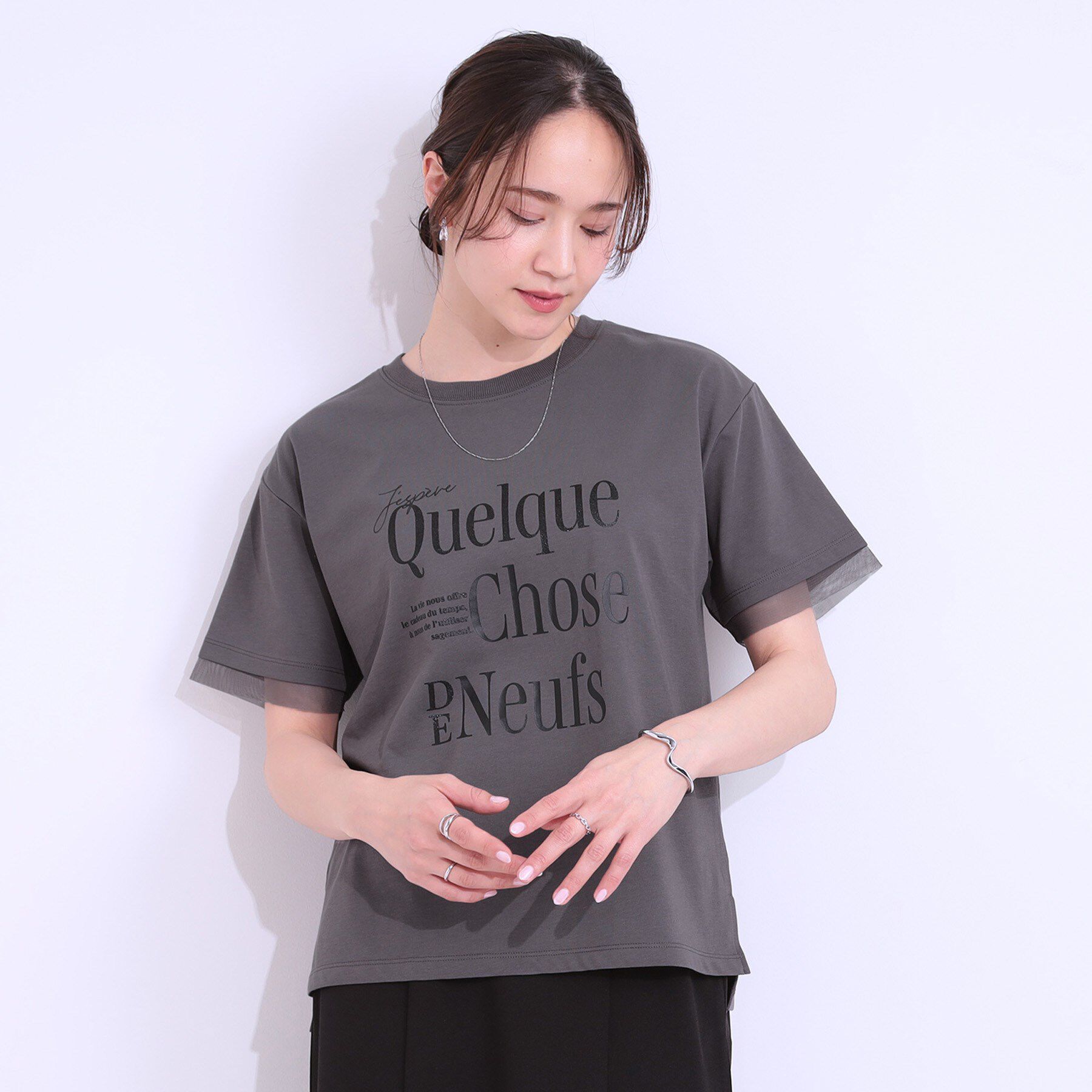 SHOO･LA･RUE「【ひんやり/UVカット】選べる3柄 お袖チュールで差をつける ロゴプリントTシャツ」|Tシャツ・カットソー|