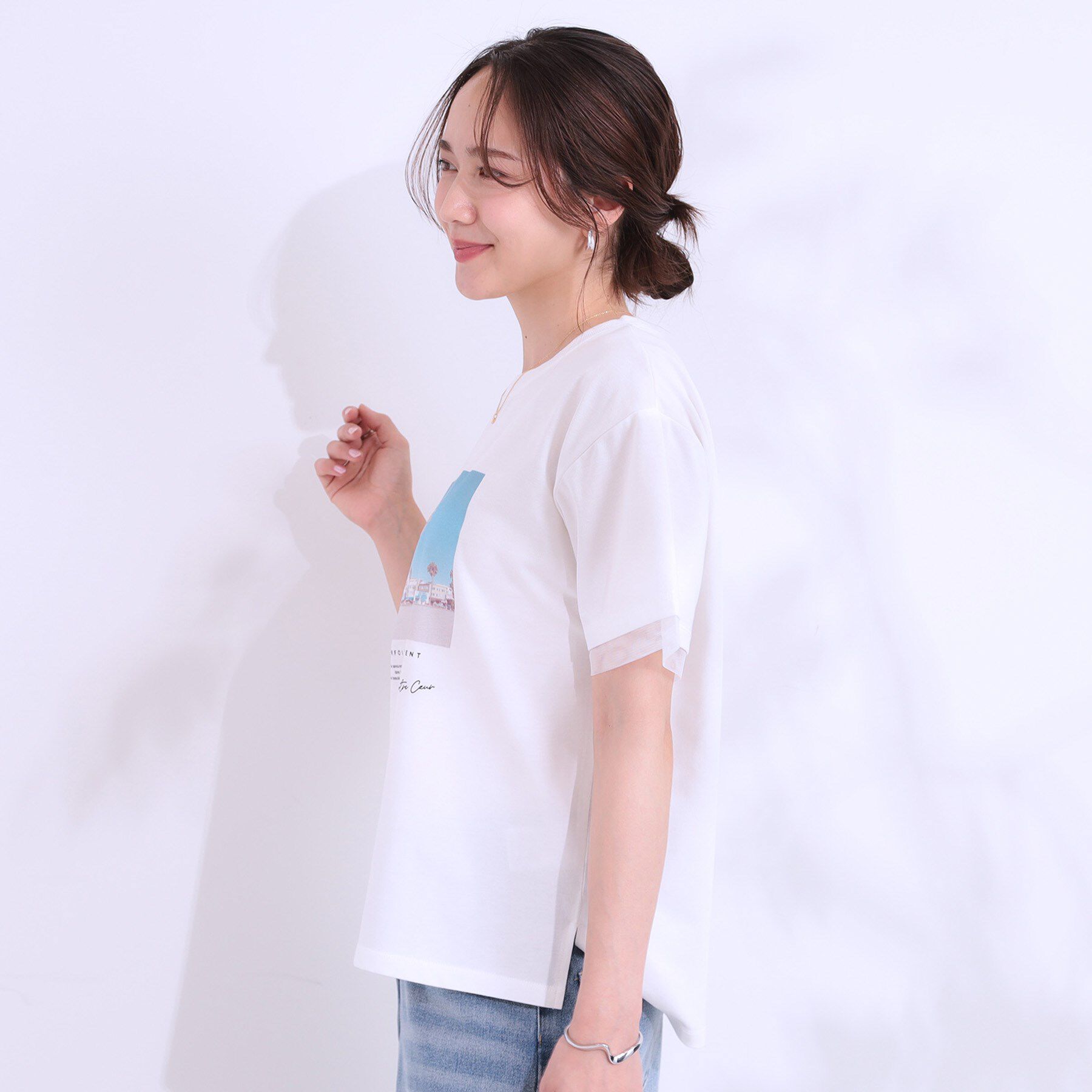 SHOO･LA･RUE「【ひんやり/UVカット】選べる3柄 お袖チュールで差をつける ロゴプリントTシャツ」|Tシャツ・カットソー|