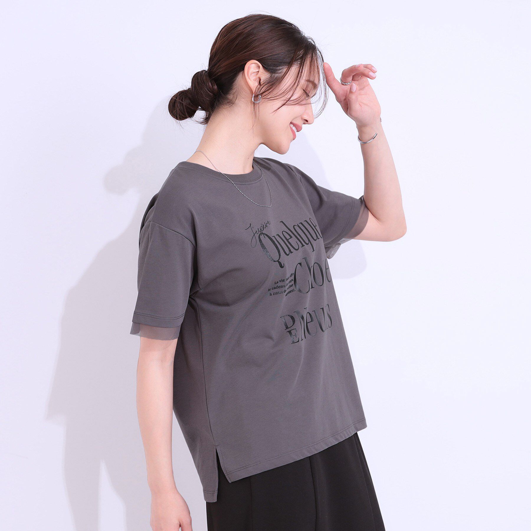 SHOO･LA･RUE「【ひんやり/UVカット】選べる3柄 お袖チュールで差をつける ロゴプリントTシャツ」|Tシャツ・カットソー|