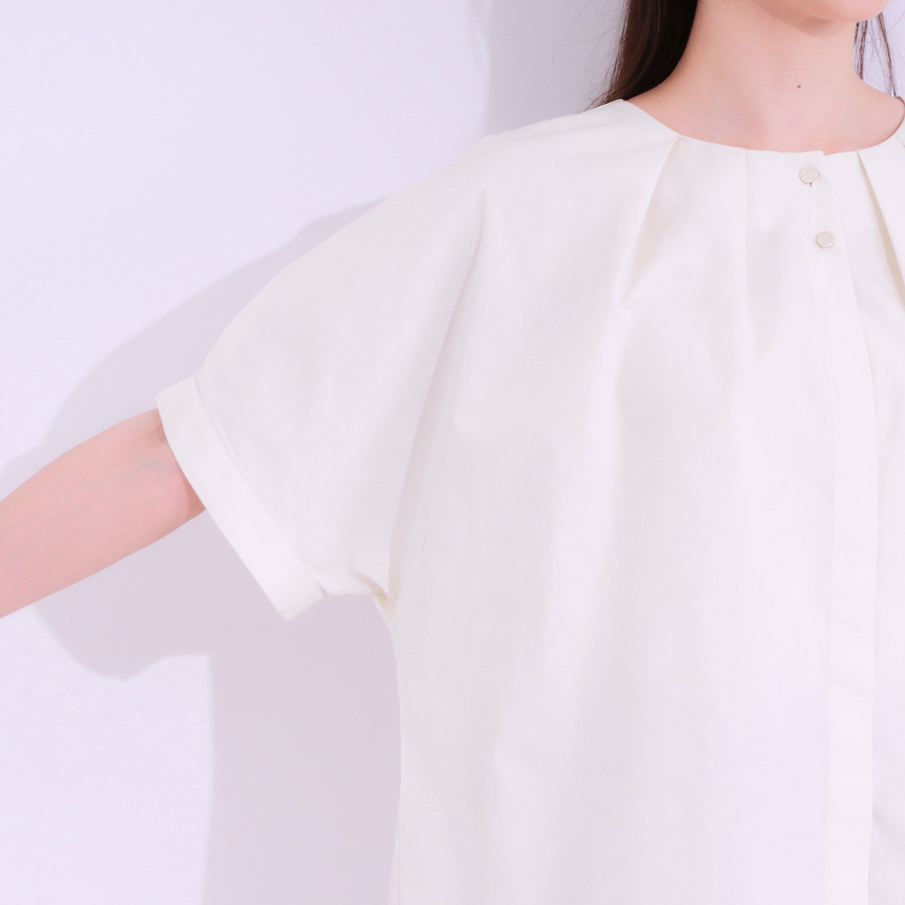 SHOO･LA･RUE「【洗える/S-LL】大人の上品シルエット タックデザイン 5分袖ブラウス」|シャツ・ブラウス|