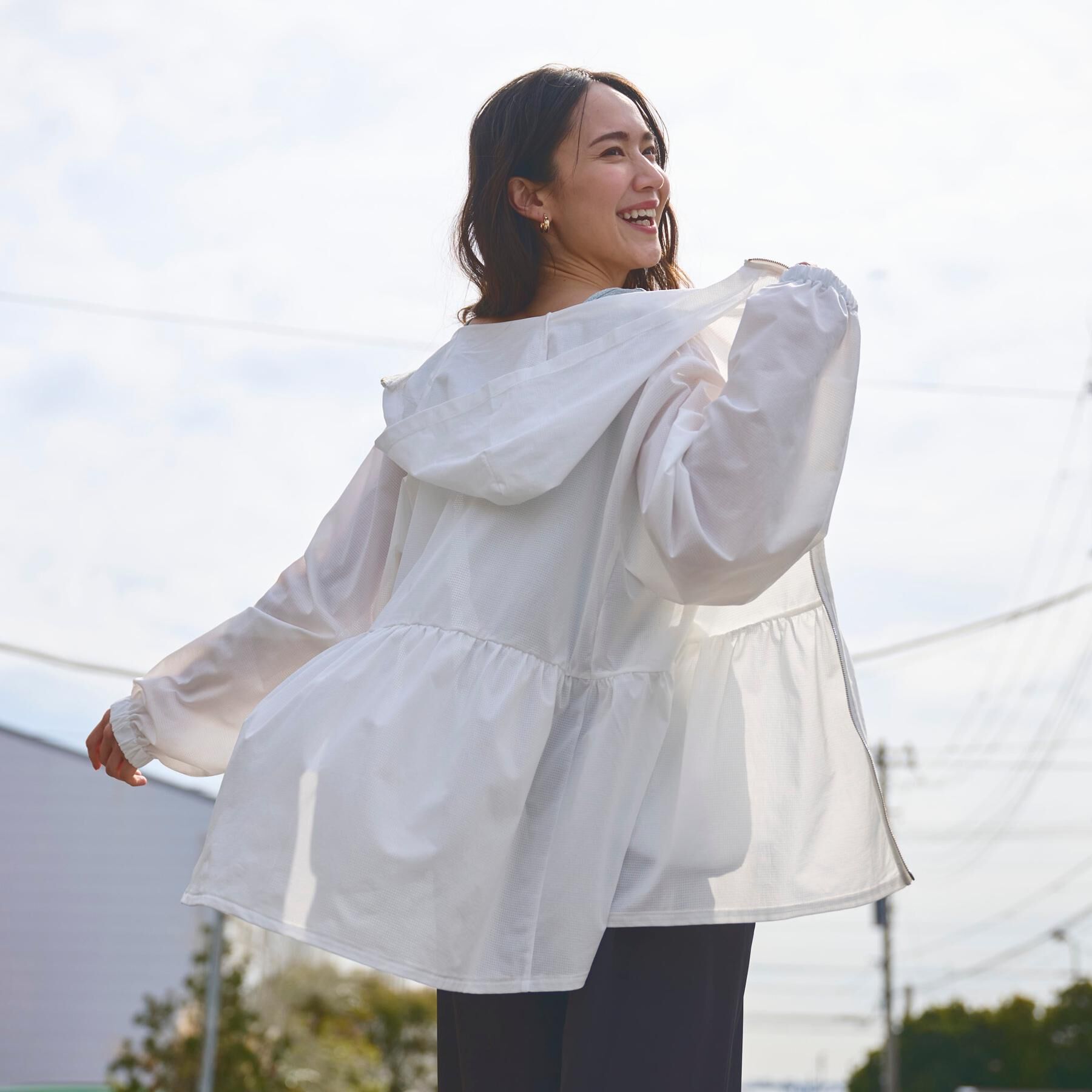 SHOO･LA･RUE「【ひんやり/S-LL/体型カバー】ペプラムフリルとゴールドパーツが女性らしい UVパーカ」|ブルゾン・スタジャン|