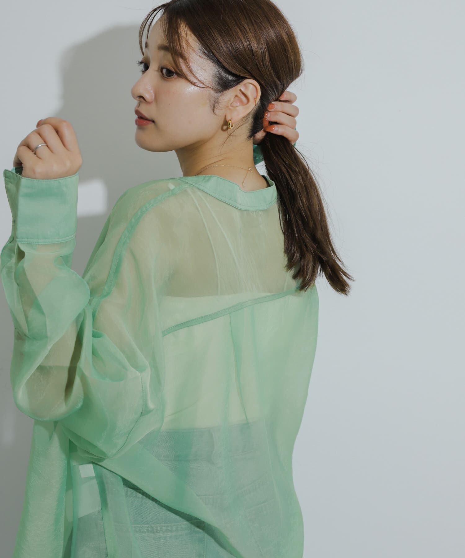 SENSE OF PLACE by URBAN RESEARCH「『一部WEB限定カラー』シアーシャンブレーシャツ」|シャツ・ブラウス|