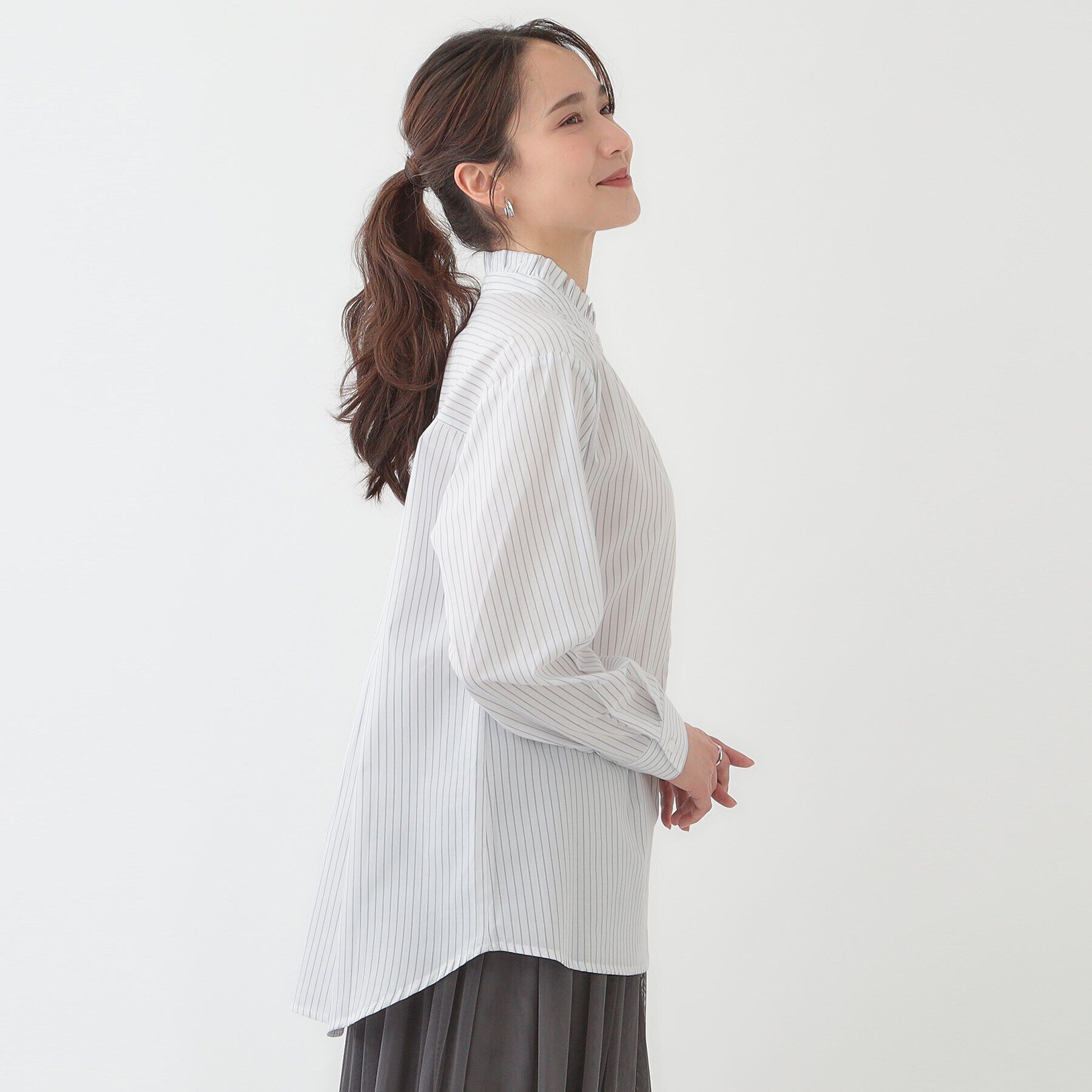 SHOO･LA･RUE「すっきり好印象 フリルスタンドブラウス」|シャツ・ブラウス|