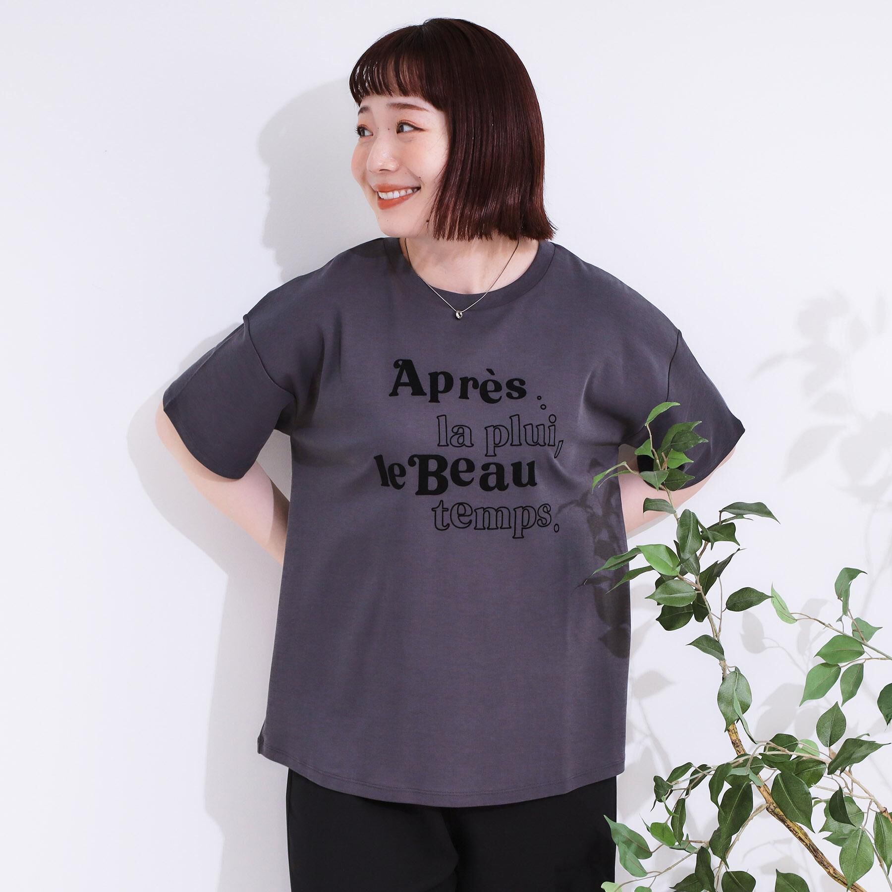 SHOO･LA･RUE「【S-LL】大人のきれいめカジュアルに フロッキーロゴTシャツ」|Tシャツ・カットソー|