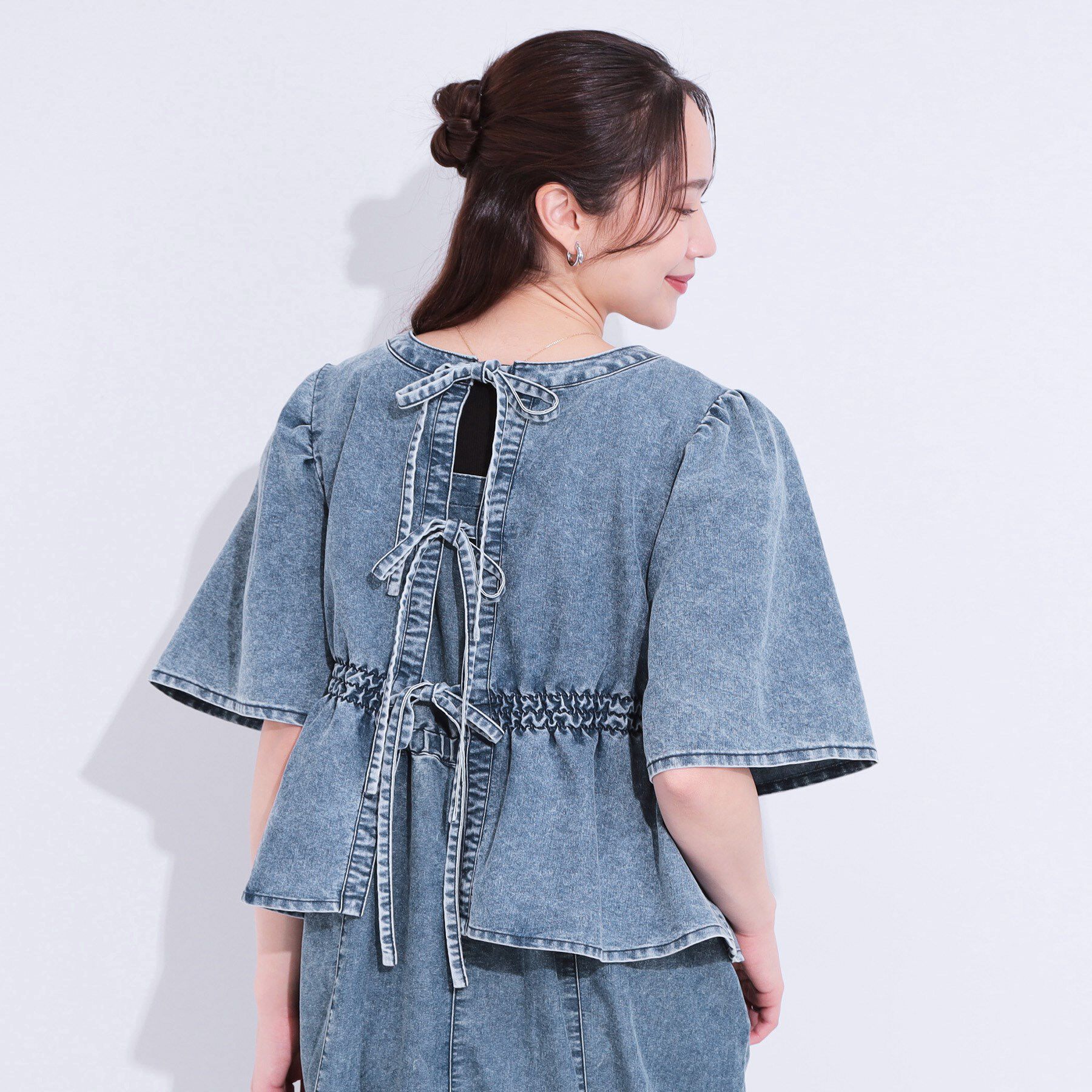 SHOO･LA･RUE「【前後2WAY/セットアップ可】ライトオンスデニム ペプラムリボントップス」|Tシャツ・カットソー|