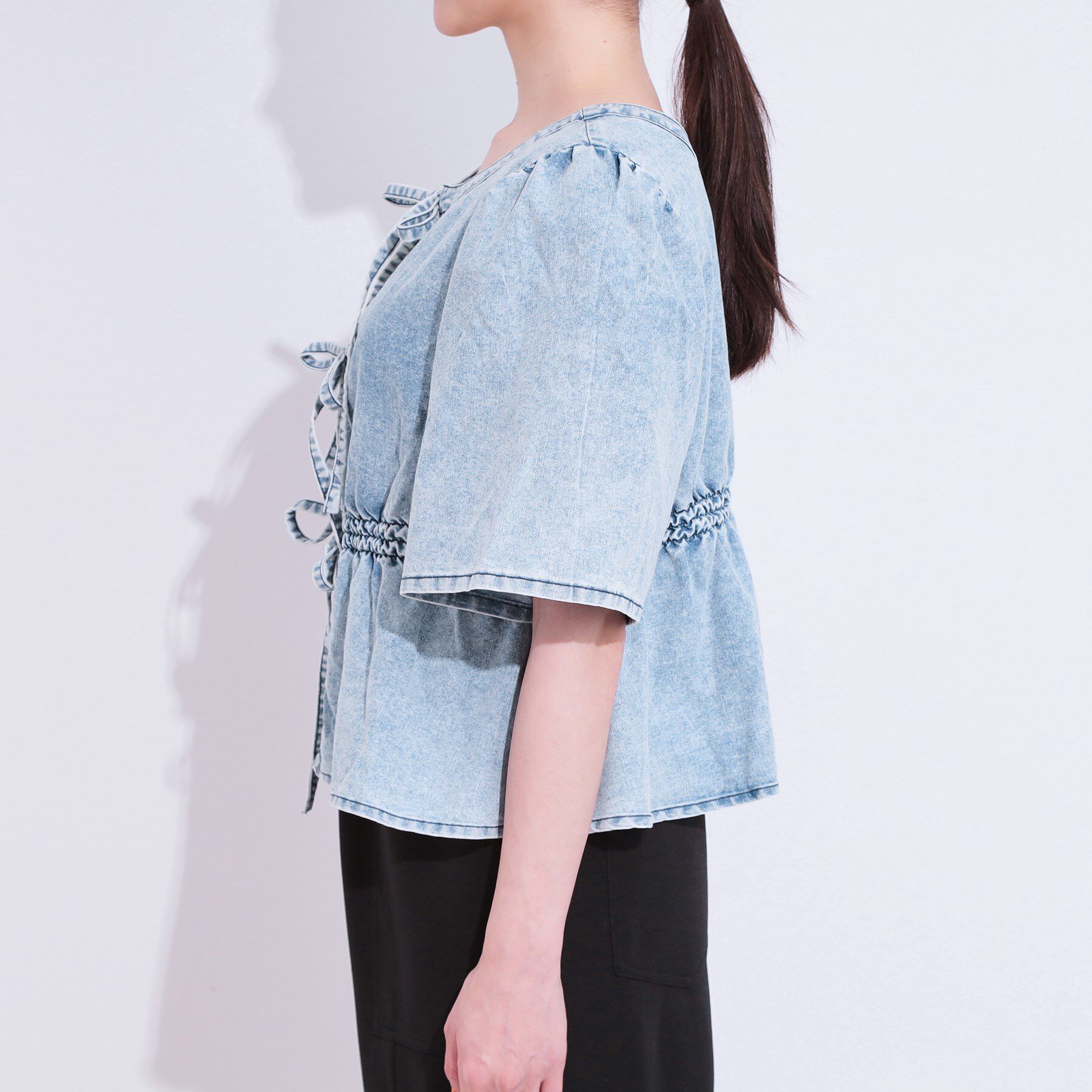 SHOO･LA･RUE「【前後2WAY/セットアップ可】ライトオンスデニム ペプラムリボントップス」|Tシャツ・カットソー|