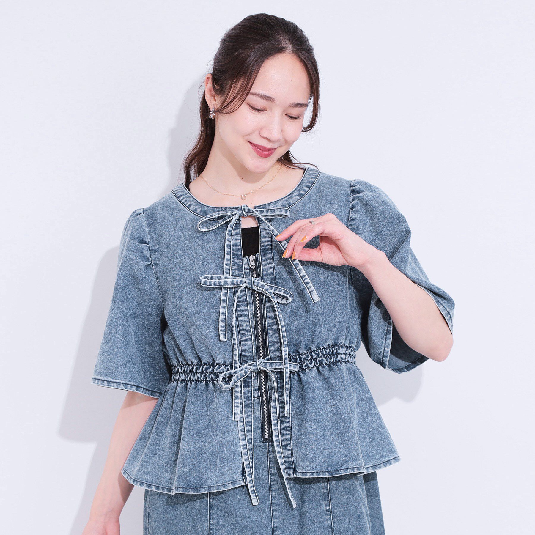 SHOO･LA･RUE「【前後2WAY/セットアップ可】ライトオンスデニム ペプラムリボントップス」|Tシャツ・カットソー|