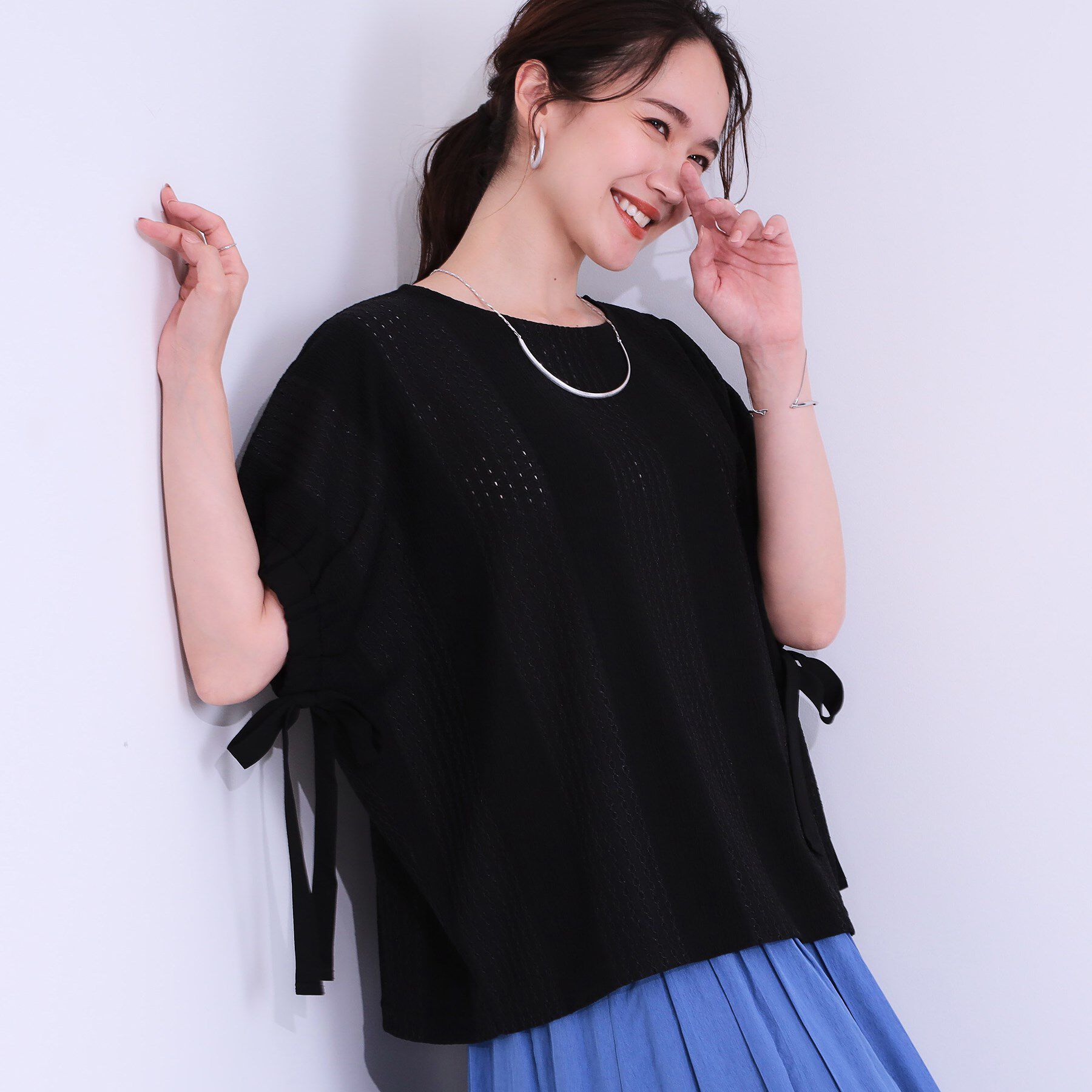 SHOO･LA･RUE「【S-LL/二の腕カバー】お袖ギャザーリボン アイレット刺繍トップス」|シャツ・ブラウス|ブラック(019)