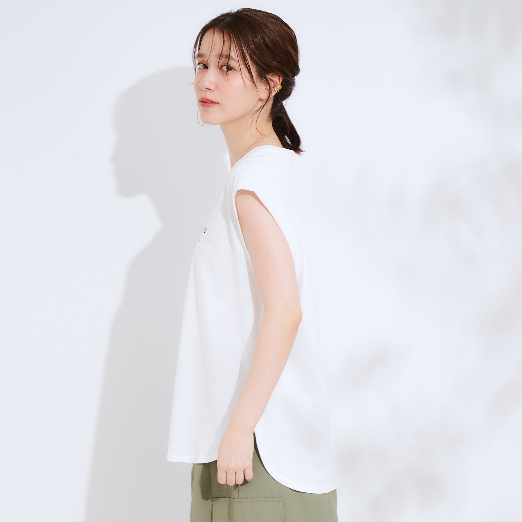 SHOO･LA･RUE「【ひんやり/汗ジミ軽減/UVカット】 ロゴプリントノースリーブTシャツ」|Tシャツ・カットソー|