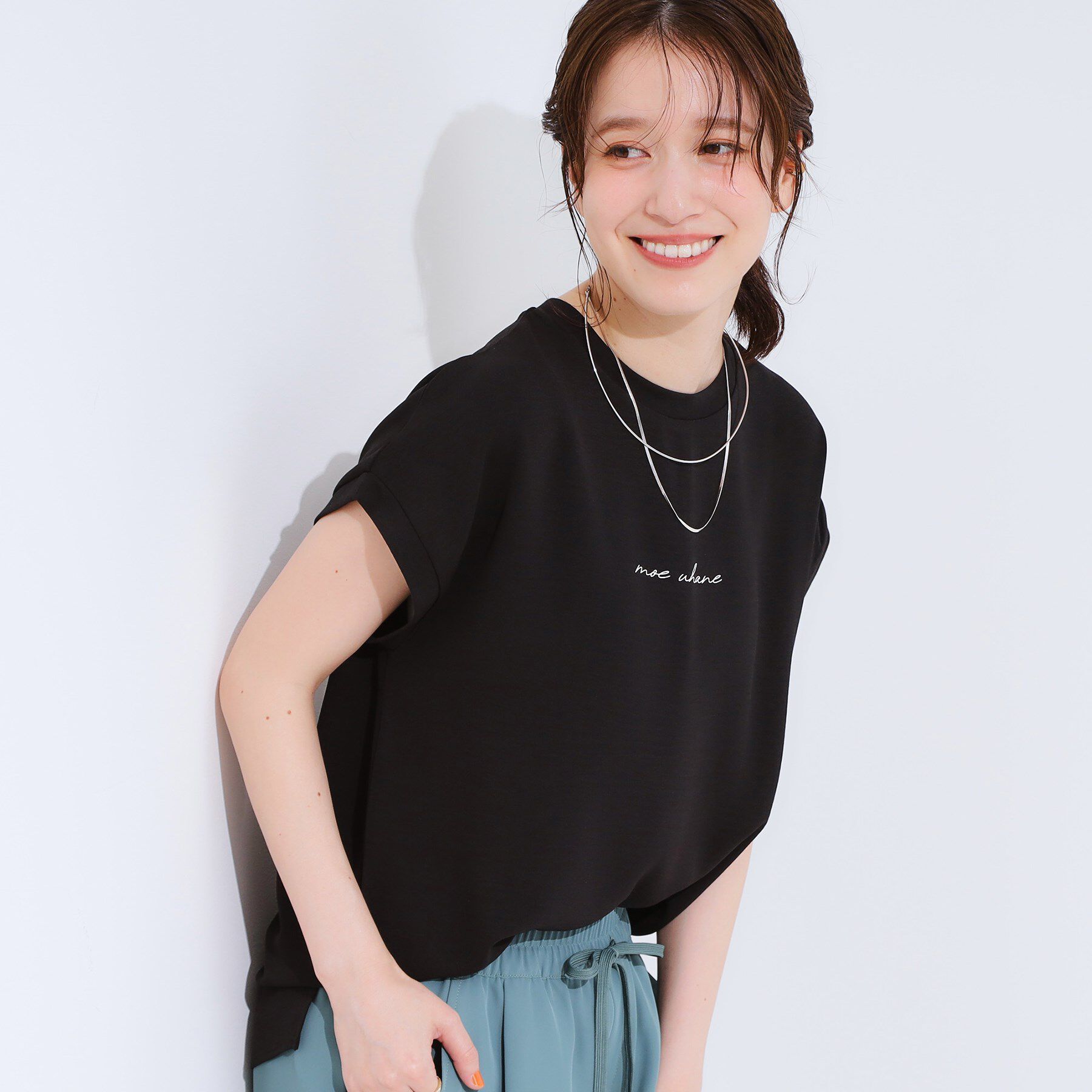 SHOO･LA･RUE「【S-LL/ひんやり/洗濯後しわになりにくい】程よいシアー感 ロゴTシャツブラウス」|シャツ・ブラウス|ブラック(019)