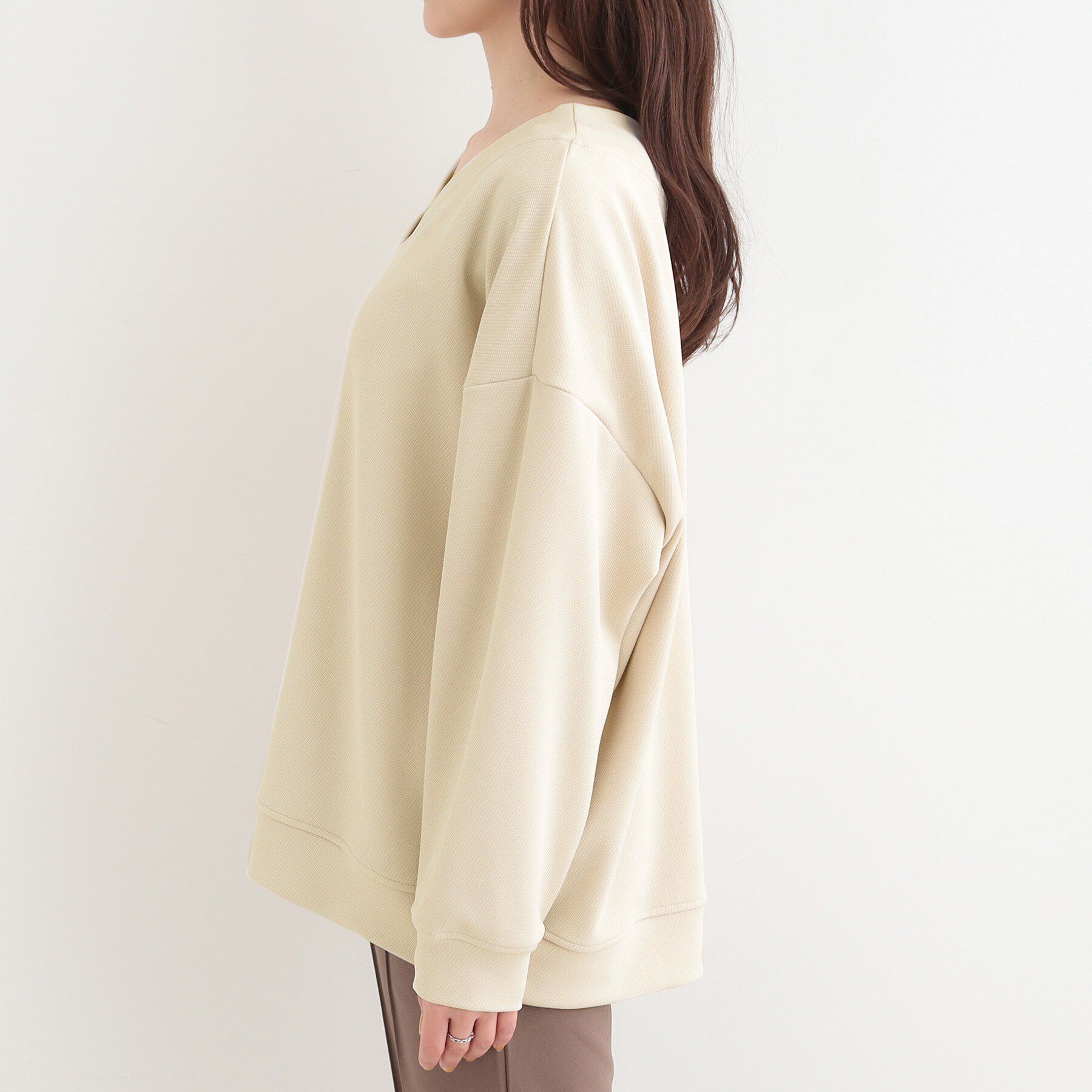 SHOO･LA･RUE「【洗濯機可】インせずすっきり見え　優しい雰囲気のVネックトップス」|Tシャツ・カットソー|