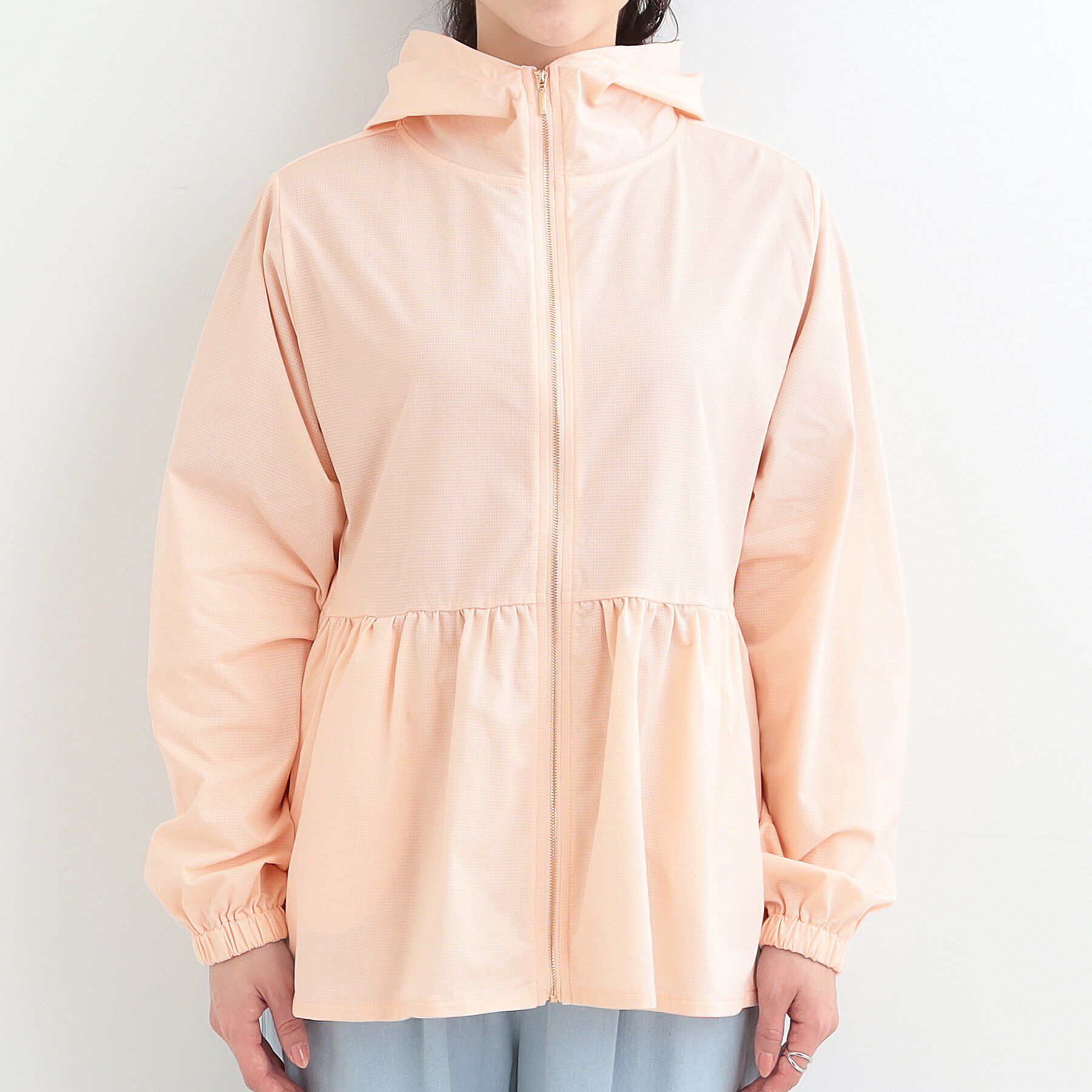 SHOO･LA･RUE「【ひんやり/S-LL/体型カバー】ペプラムフリルとゴールドパーツが女性らしい UVパーカ」|ブルゾン・スタジャン|
