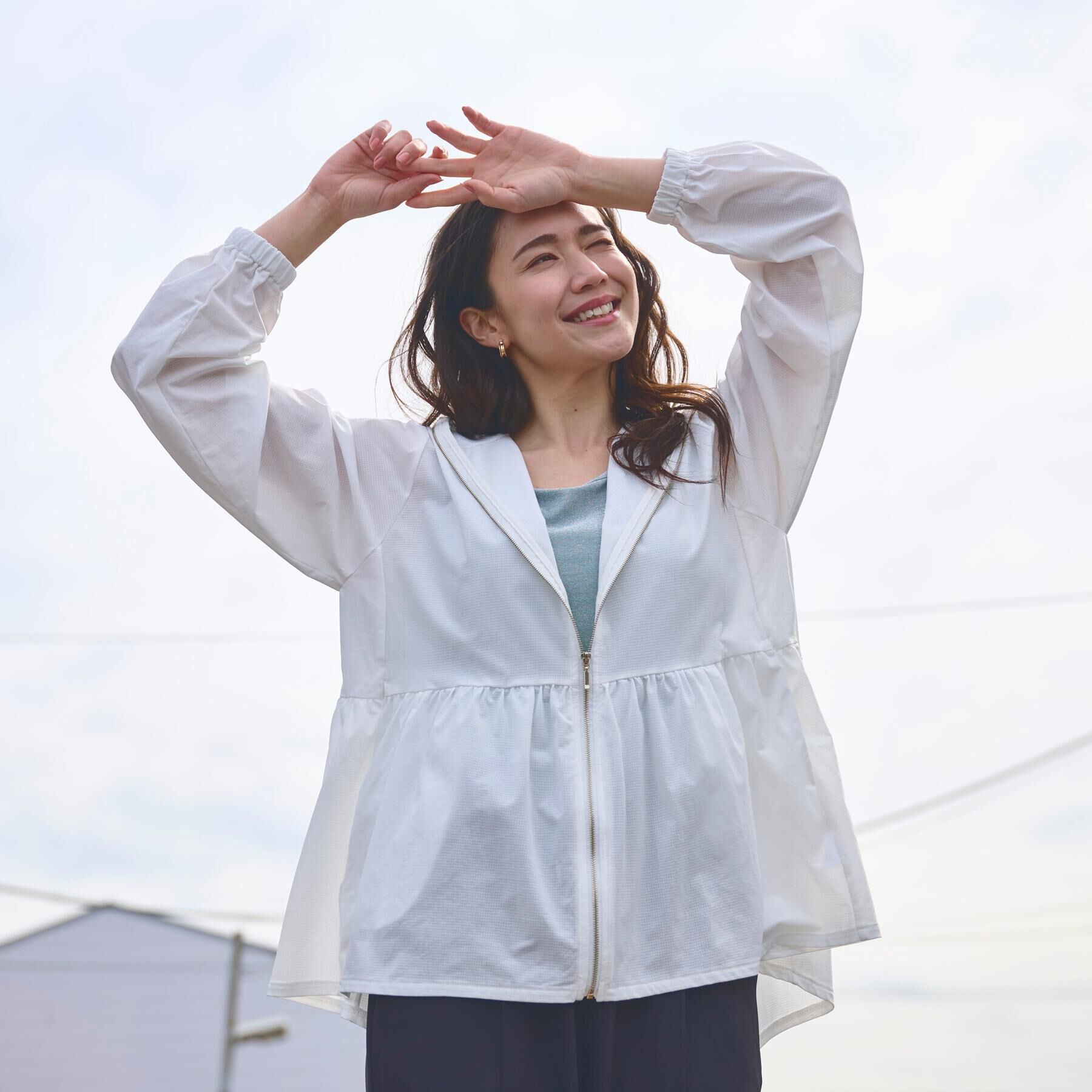 SHOO･LA･RUE「【ひんやり/S-LL/体型カバー】ペプラムフリルとゴールドパーツが女性らしい UVパーカ」|ブルゾン・スタジャン|